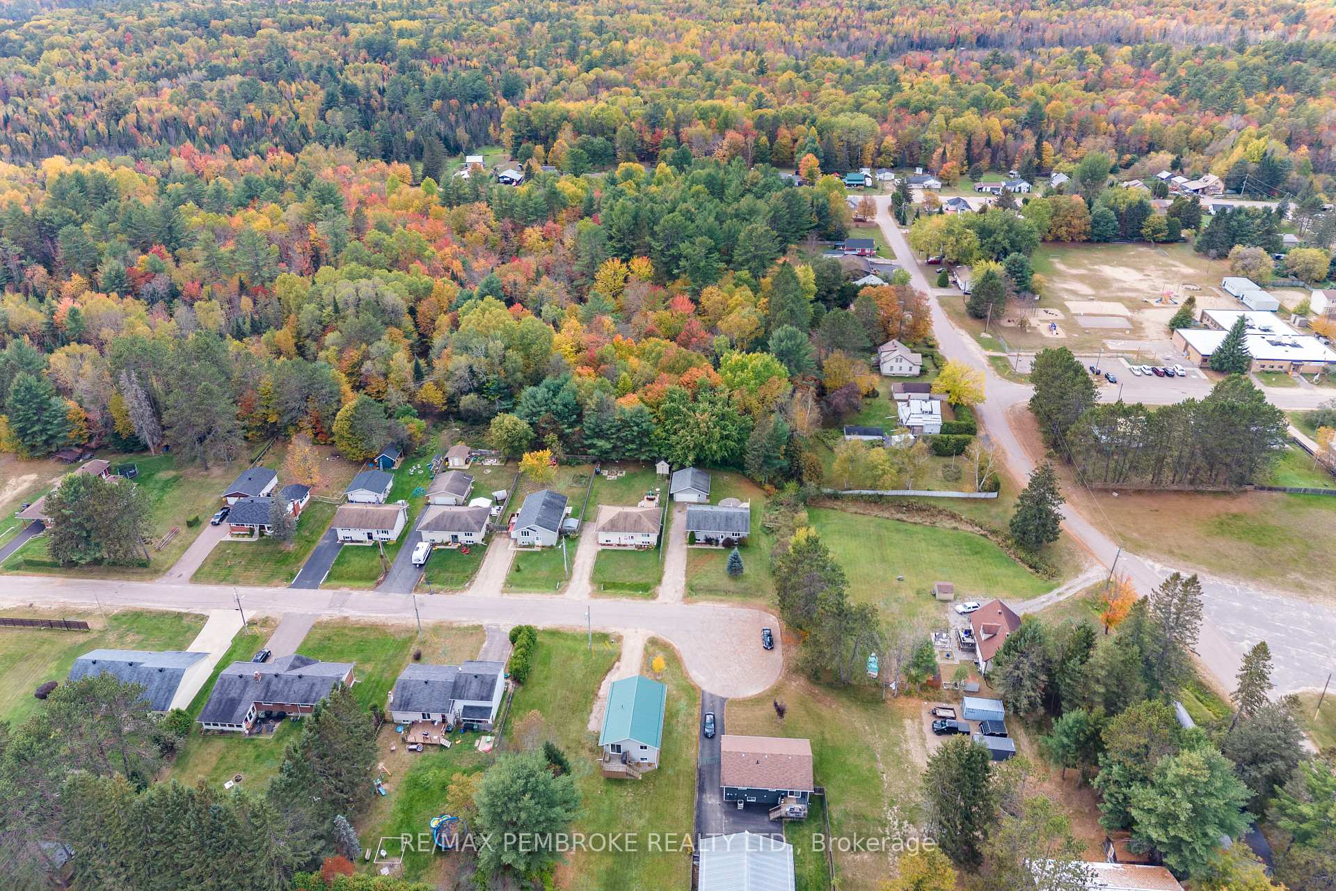 Photo 15 of 18 Joseph Street, Laurentian Hills, Chalk River and Laurentian Hills South — HOMEH