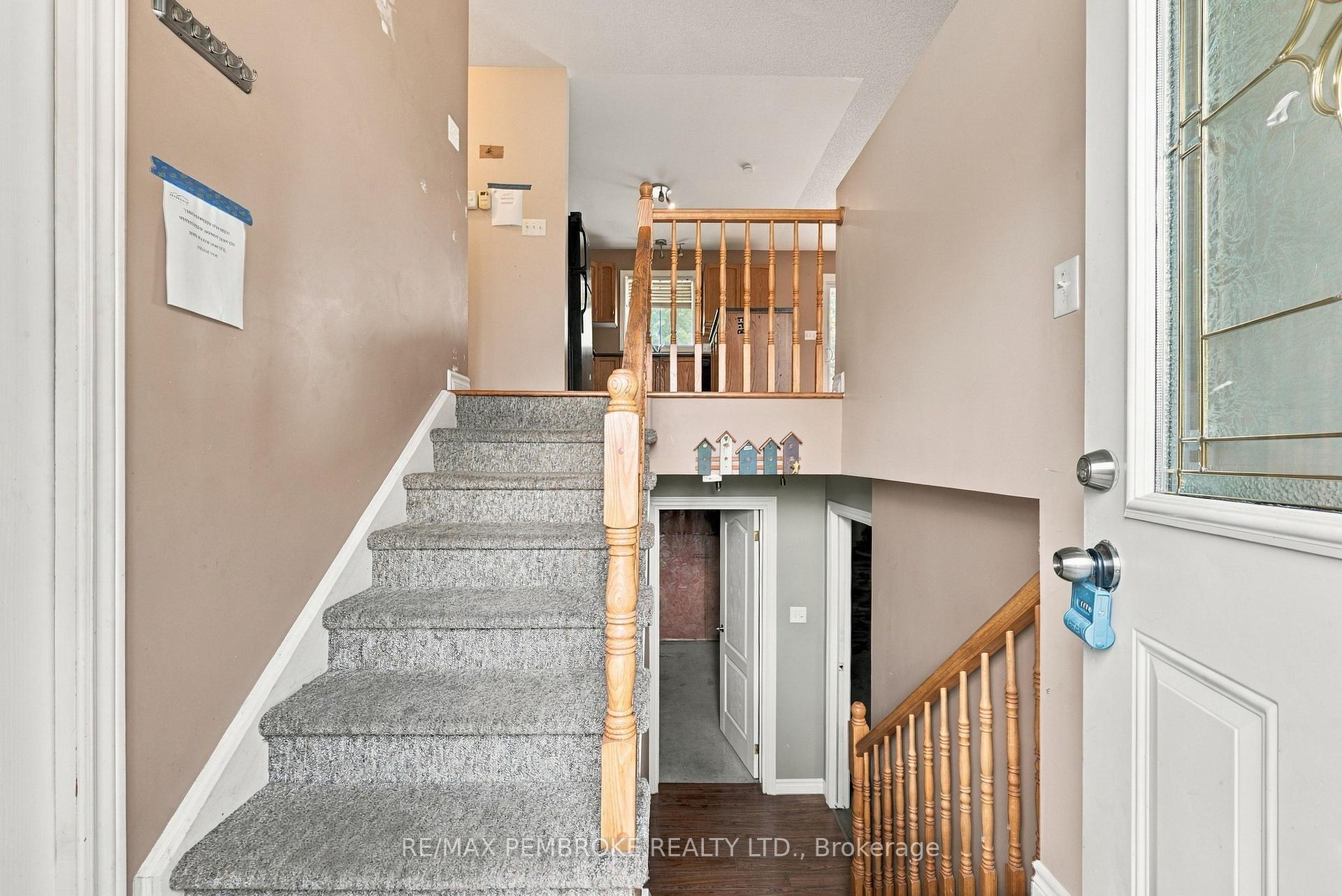 Photo 16 of 18 Joseph Street, Laurentian Hills, Chalk River and Laurentian Hills South — HOMEH