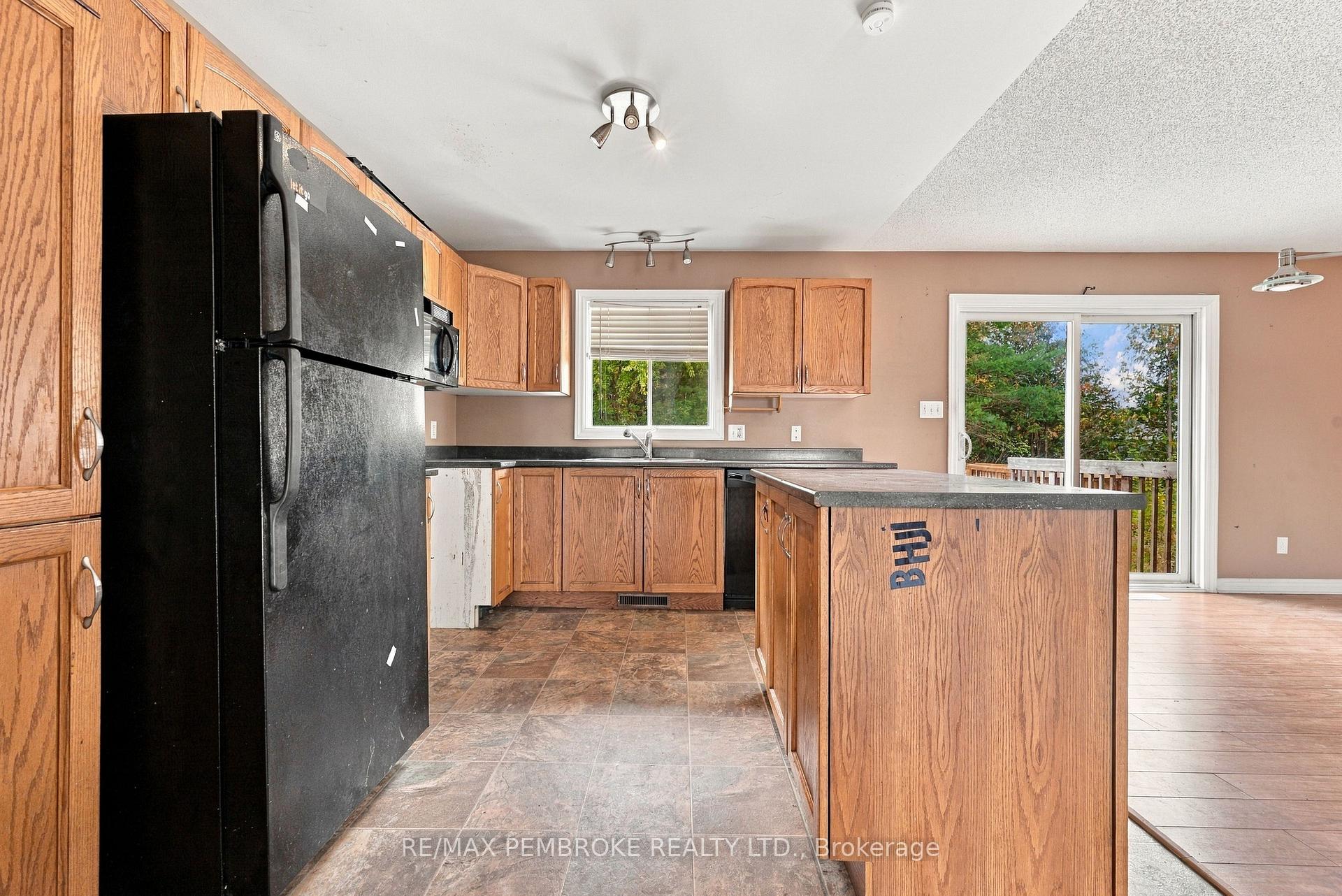 Photo 17 of 18 Joseph Street, Laurentian Hills, Chalk River and Laurentian Hills South — HOMEH