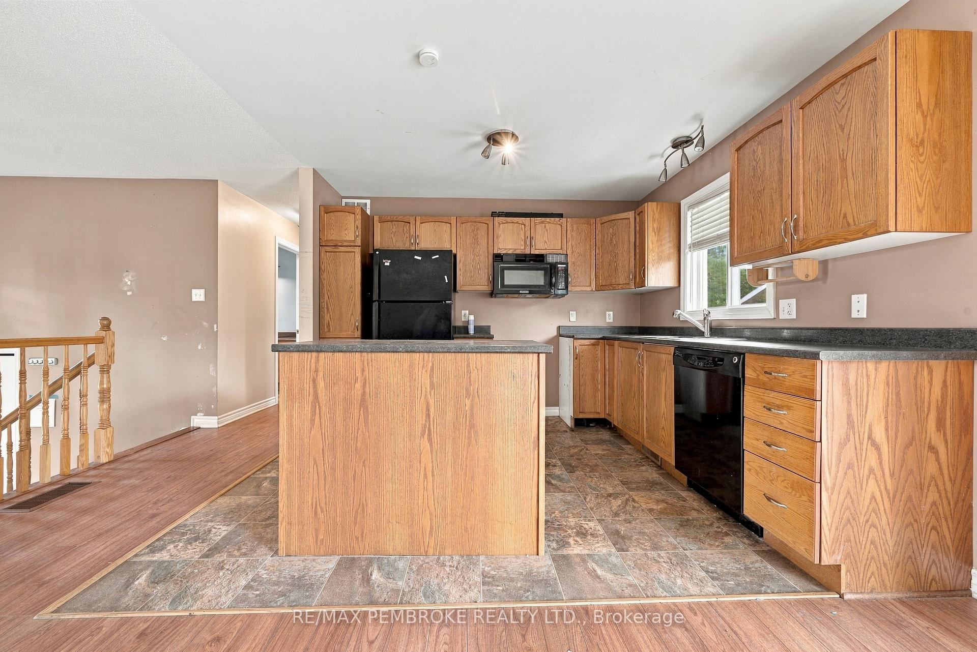 Photo 19 of 18 Joseph Street, Laurentian Hills, Chalk River and Laurentian Hills South — HOMEH