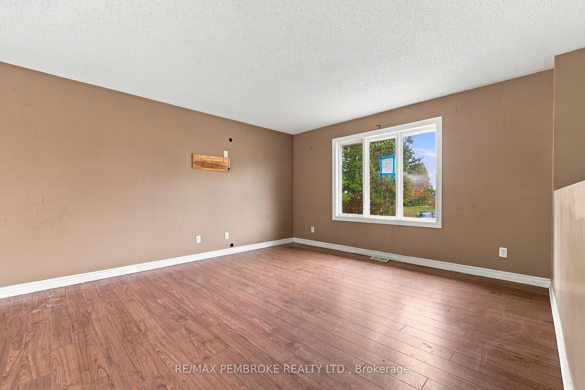 Photo 23 of 18 Joseph Street, Laurentian Hills, Chalk River and Laurentian Hills South — HOMEH
