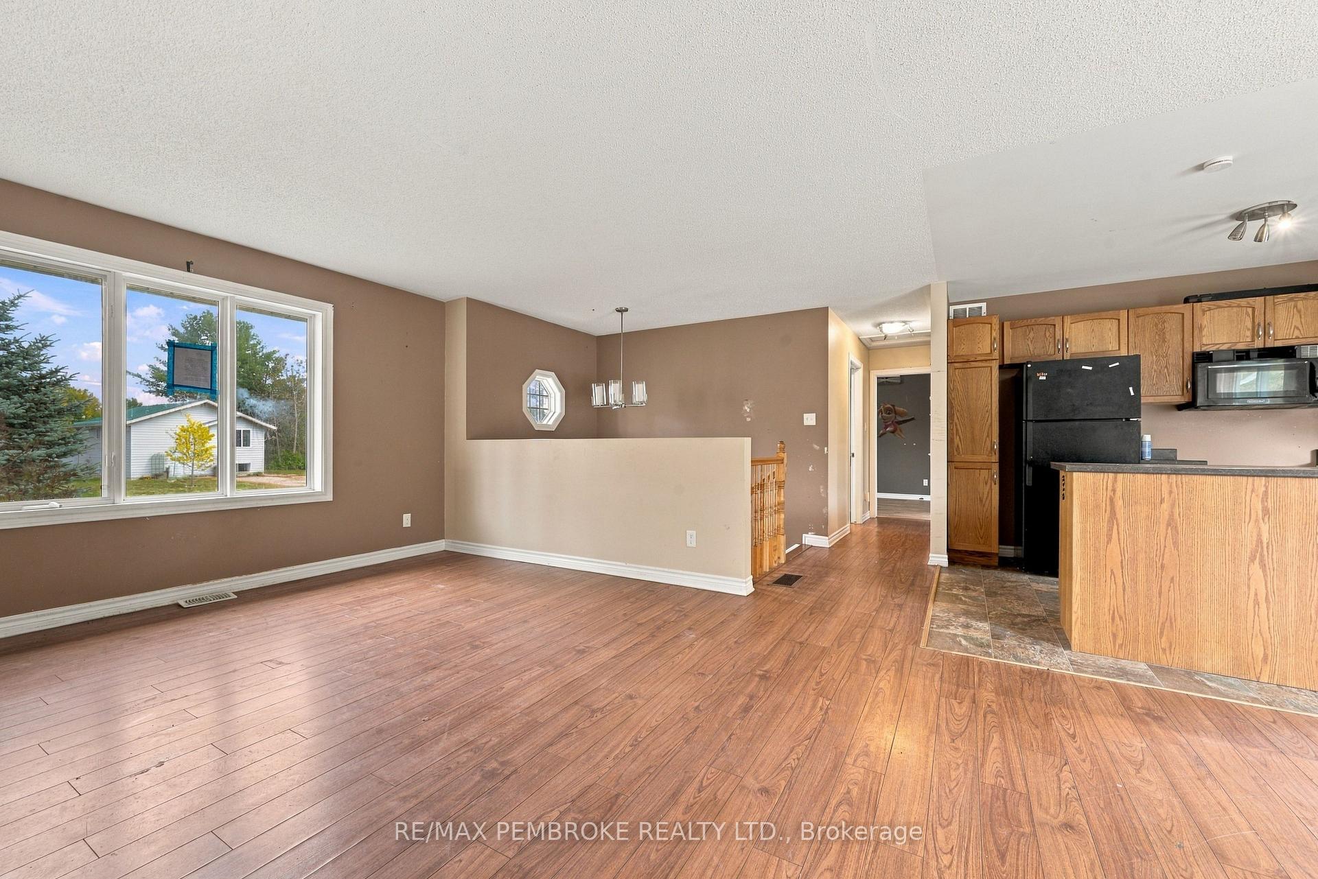 Photo 25 of 18 Joseph Street, Laurentian Hills, Chalk River and Laurentian Hills South — HOMEH