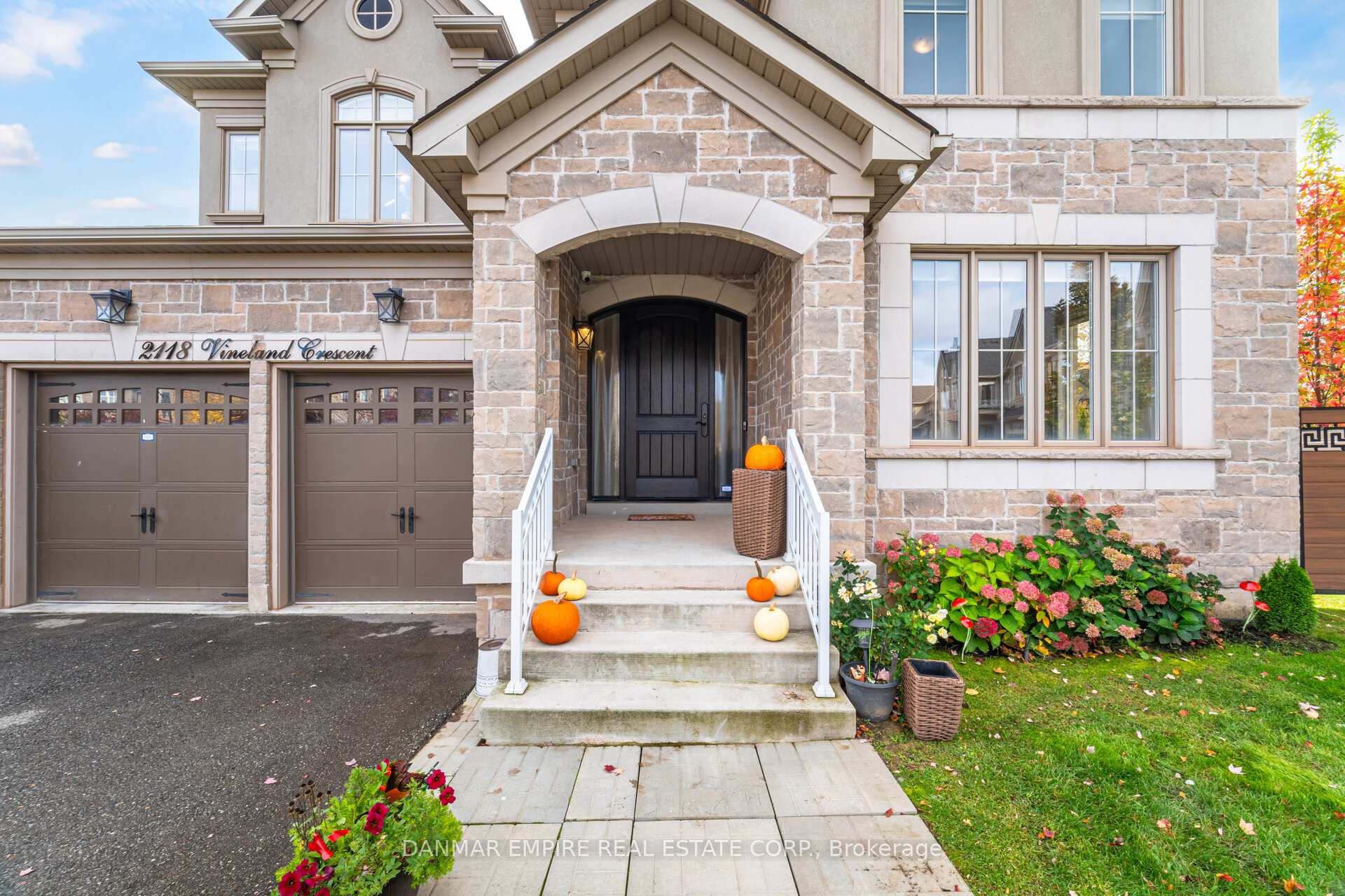 Photo 2 of 2118 Vineland Crescent, Oakville, River Oaks — HOMEH