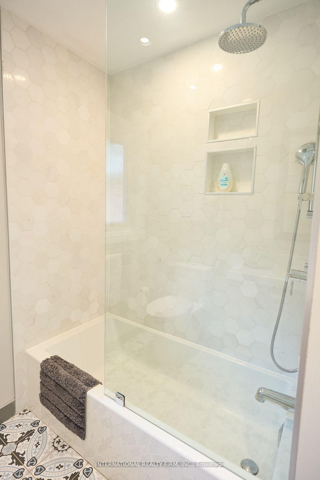 Photo 8 of 2292 Devon Road, Oakville, Ford — HOMEH
