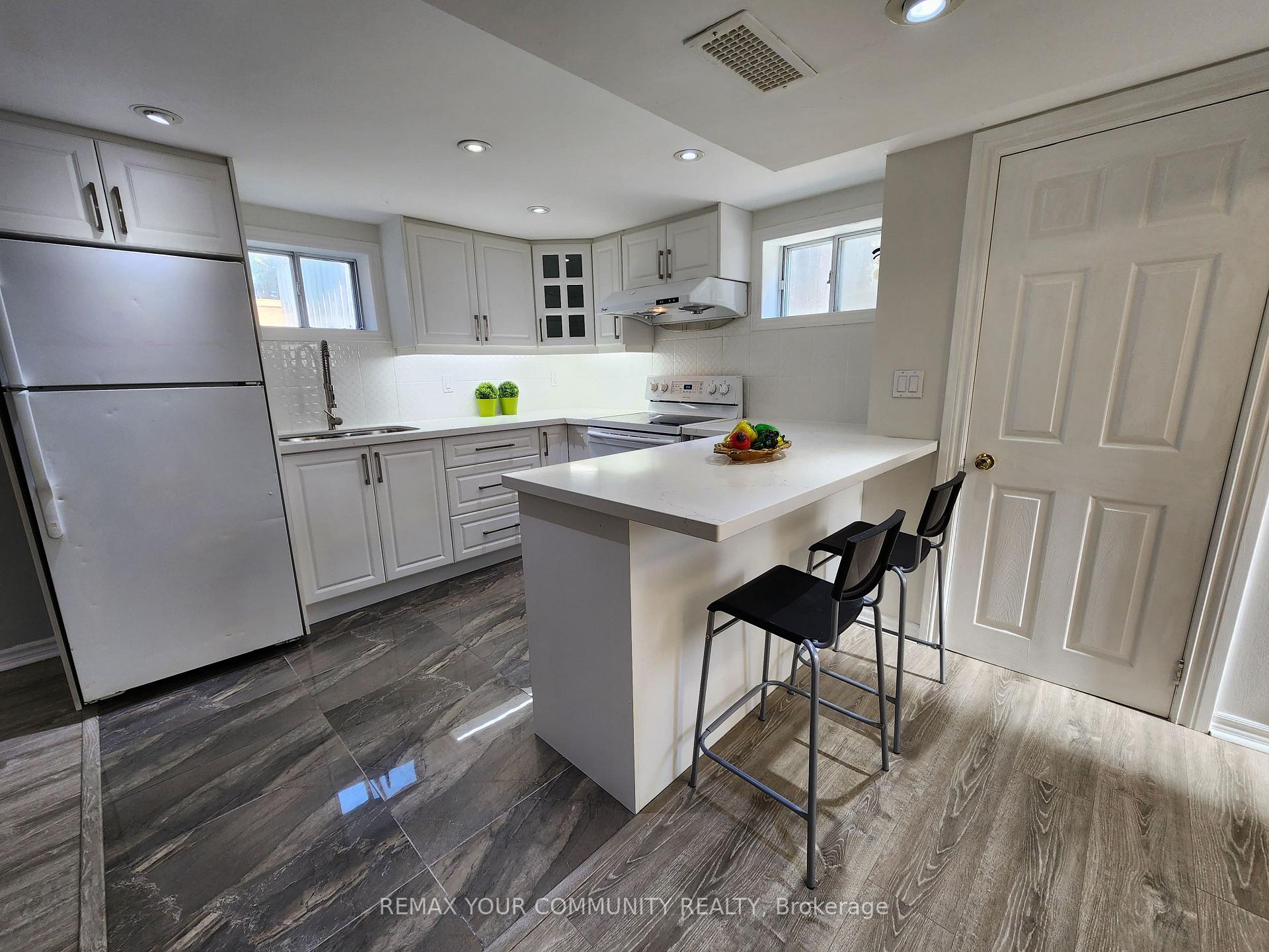 Photo 2 of Unit Lower Level, 387 Paliser Crescent N, Richmond Hill, Harding — HOMEH