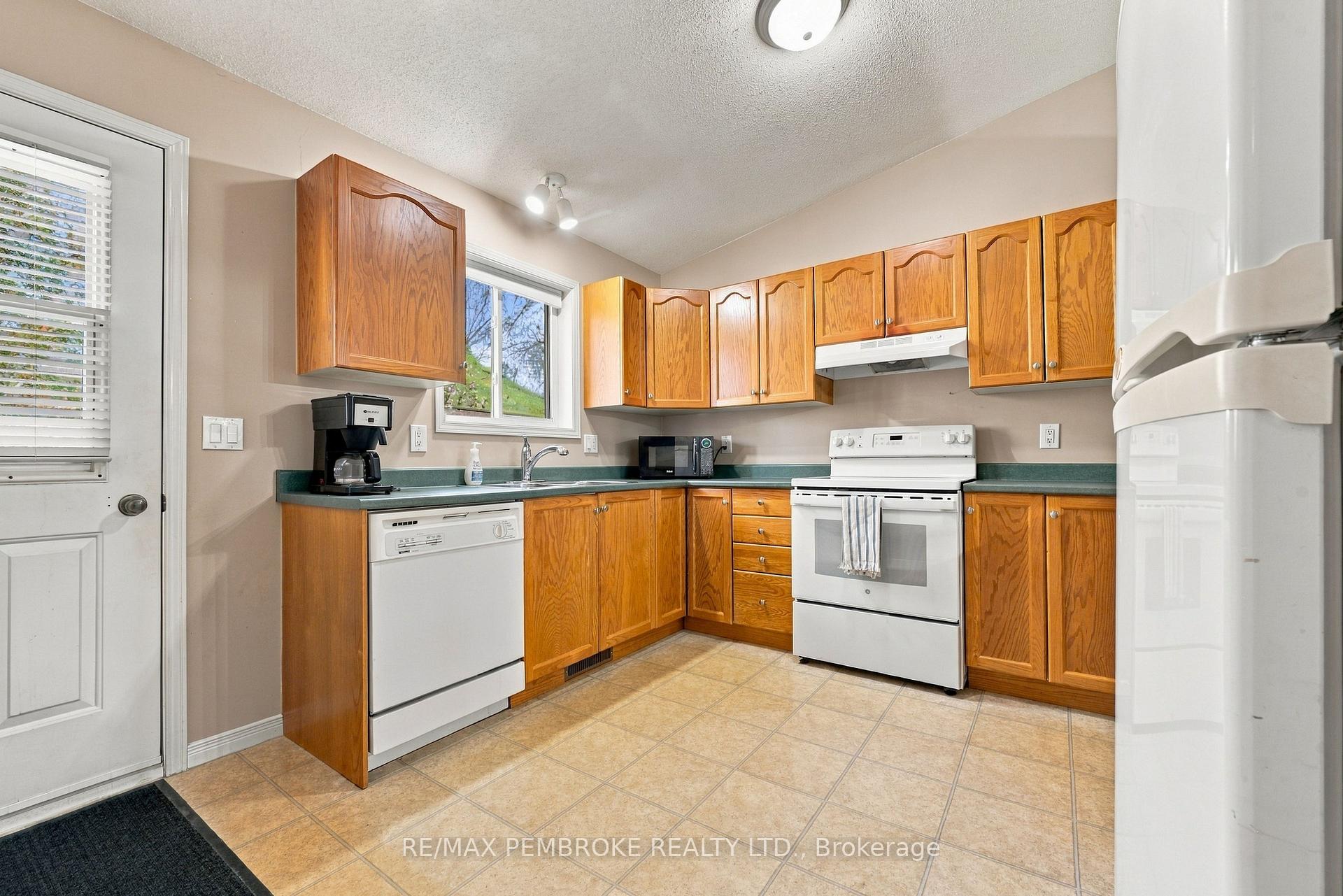 Photo 14 of 397 Morris Street, Pembroke, Pembroke — HOMEH