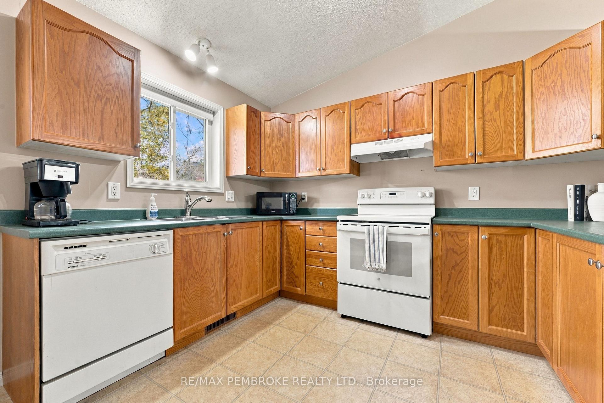Photo 15 of 397 Morris Street, Pembroke, Pembroke — HOMEH