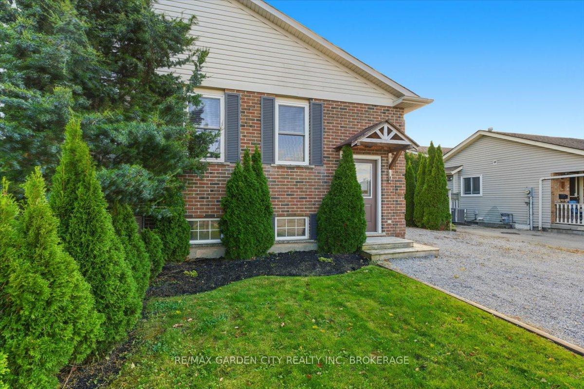 Photo 2 of 4 Fox Trail Drive, St. Catharines, Rykert/Vansickle — HOMEH