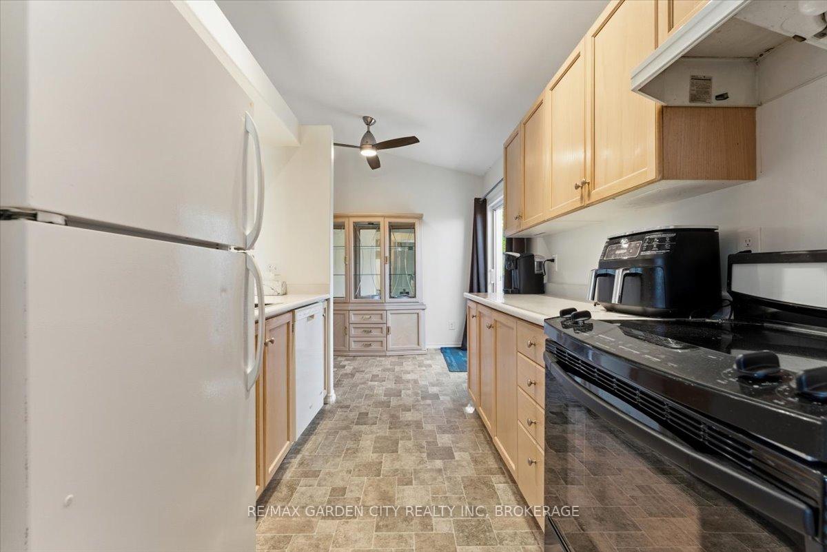 Photo 6 of 4 Fox Trail Drive, St. Catharines, Rykert/Vansickle — HOMEH