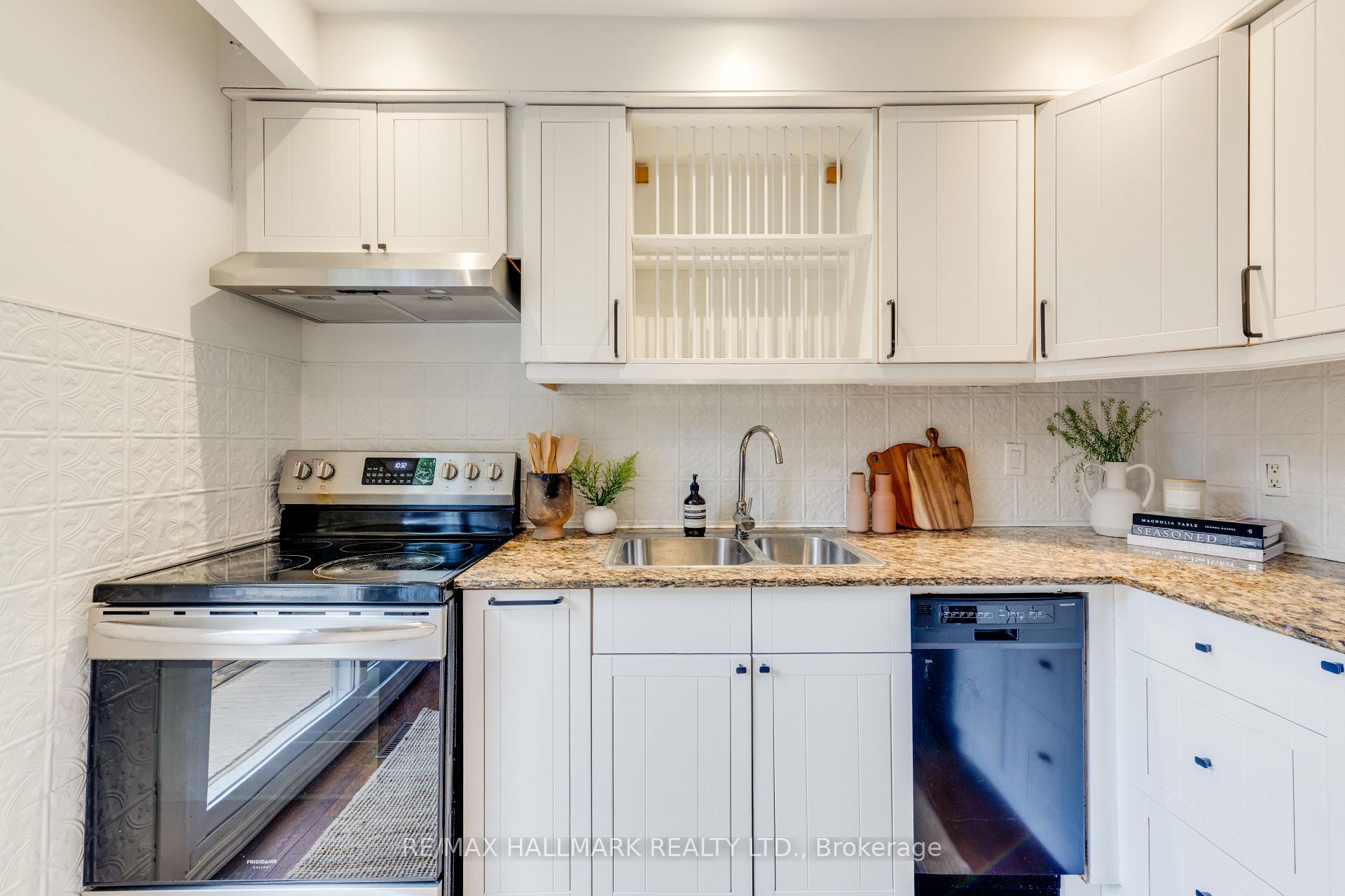 Photo 15 of 45 Sorauren Avenue, Toronto, Roncesvalles — HOMEH