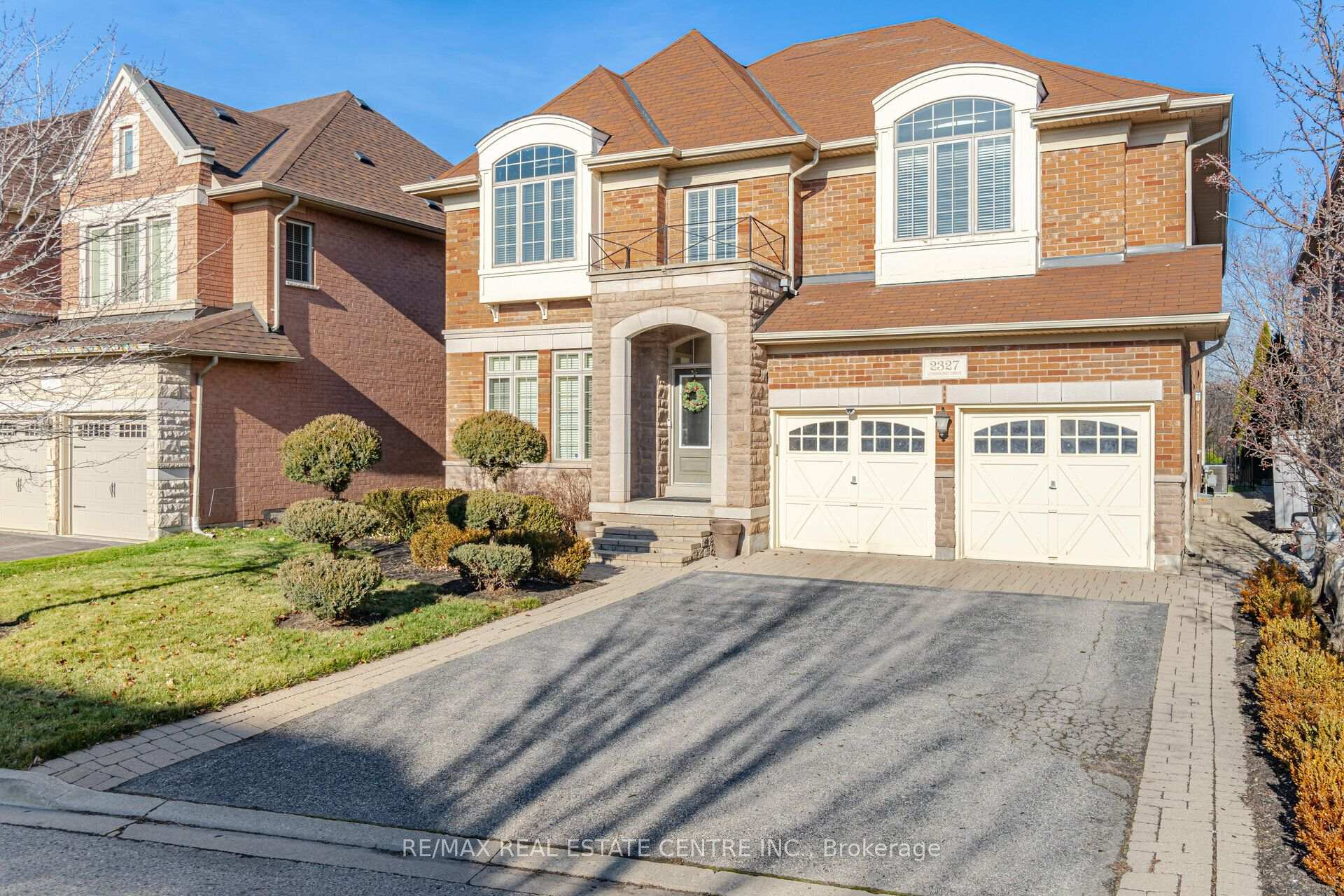 Photo 2 of 2327 Lyndhurst Drive, Oakville, Joshua Creek — HOMEH