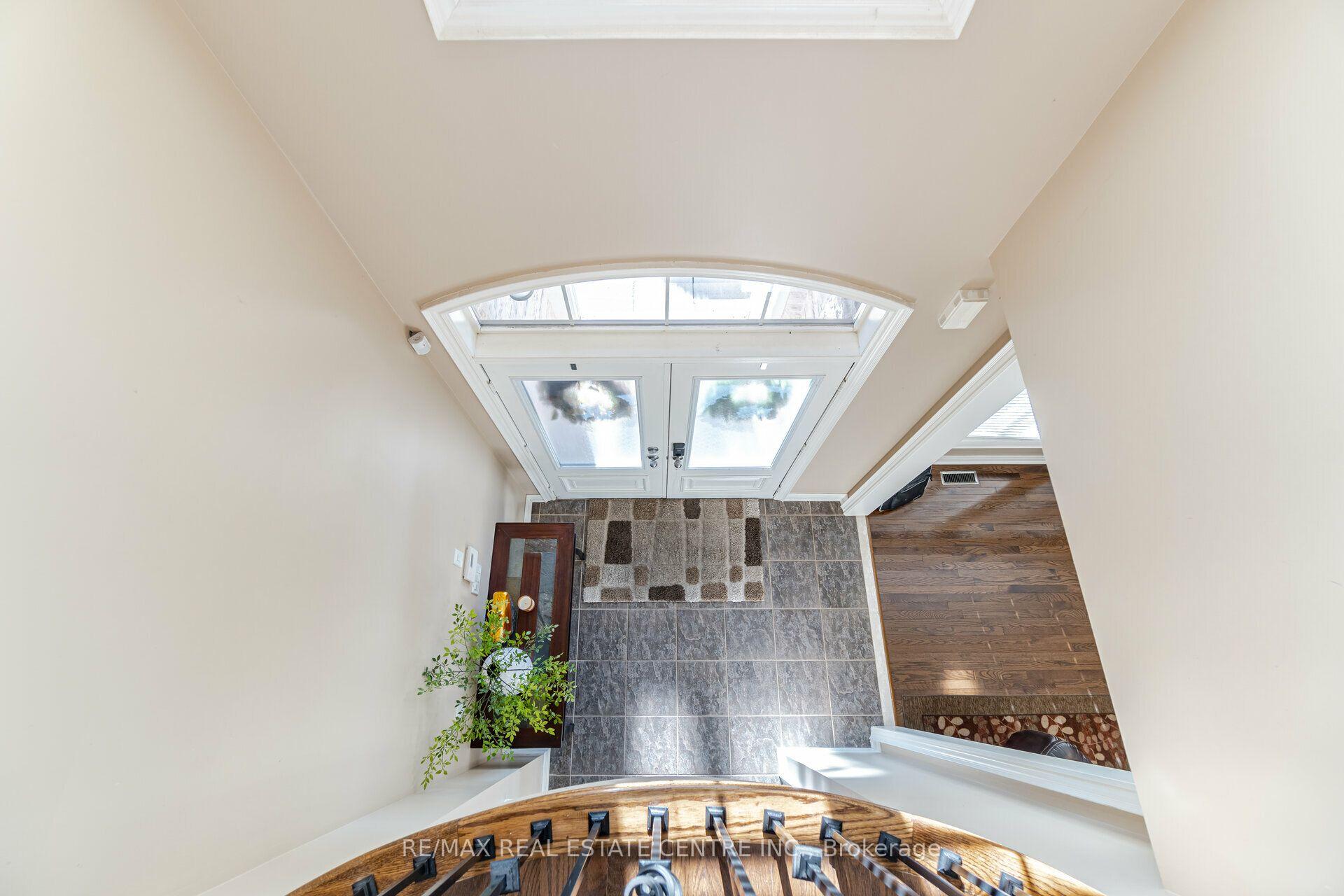 Photo 4 of 2327 Lyndhurst Drive, Oakville, Joshua Creek — HOMEH