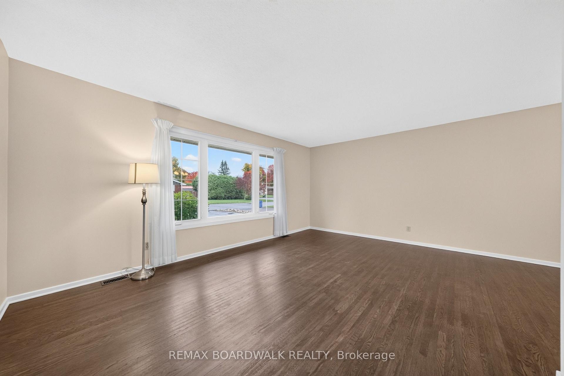 Photo 5 of 20 Tripp Crescent, Ottawa, Barrhaven - Pheasant Run — HOMEH