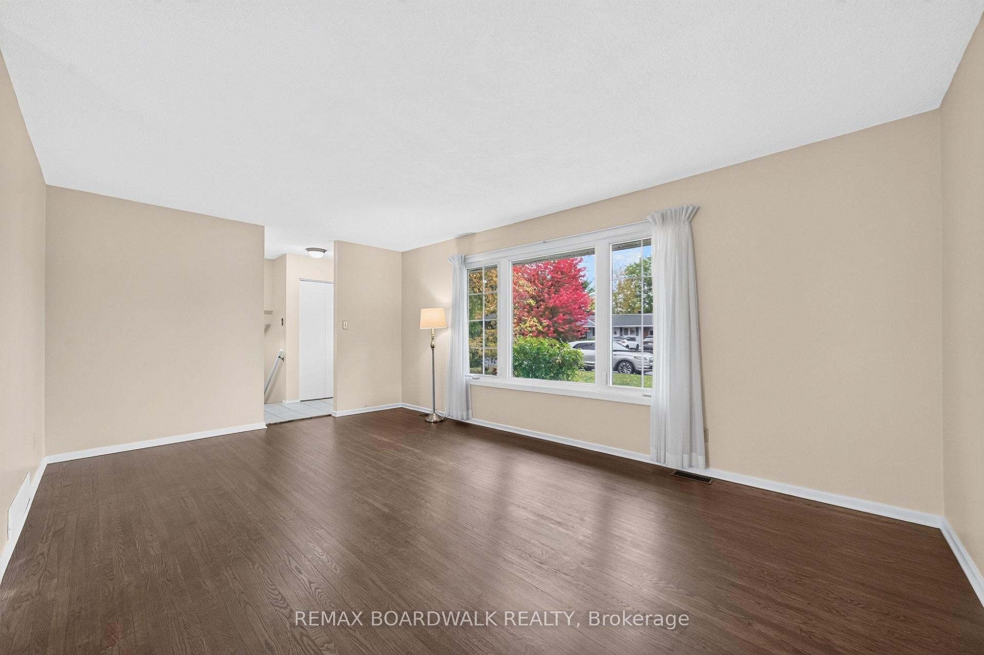 Photo 6 of 20 Tripp Crescent, Ottawa, Barrhaven - Pheasant Run — HOMEH