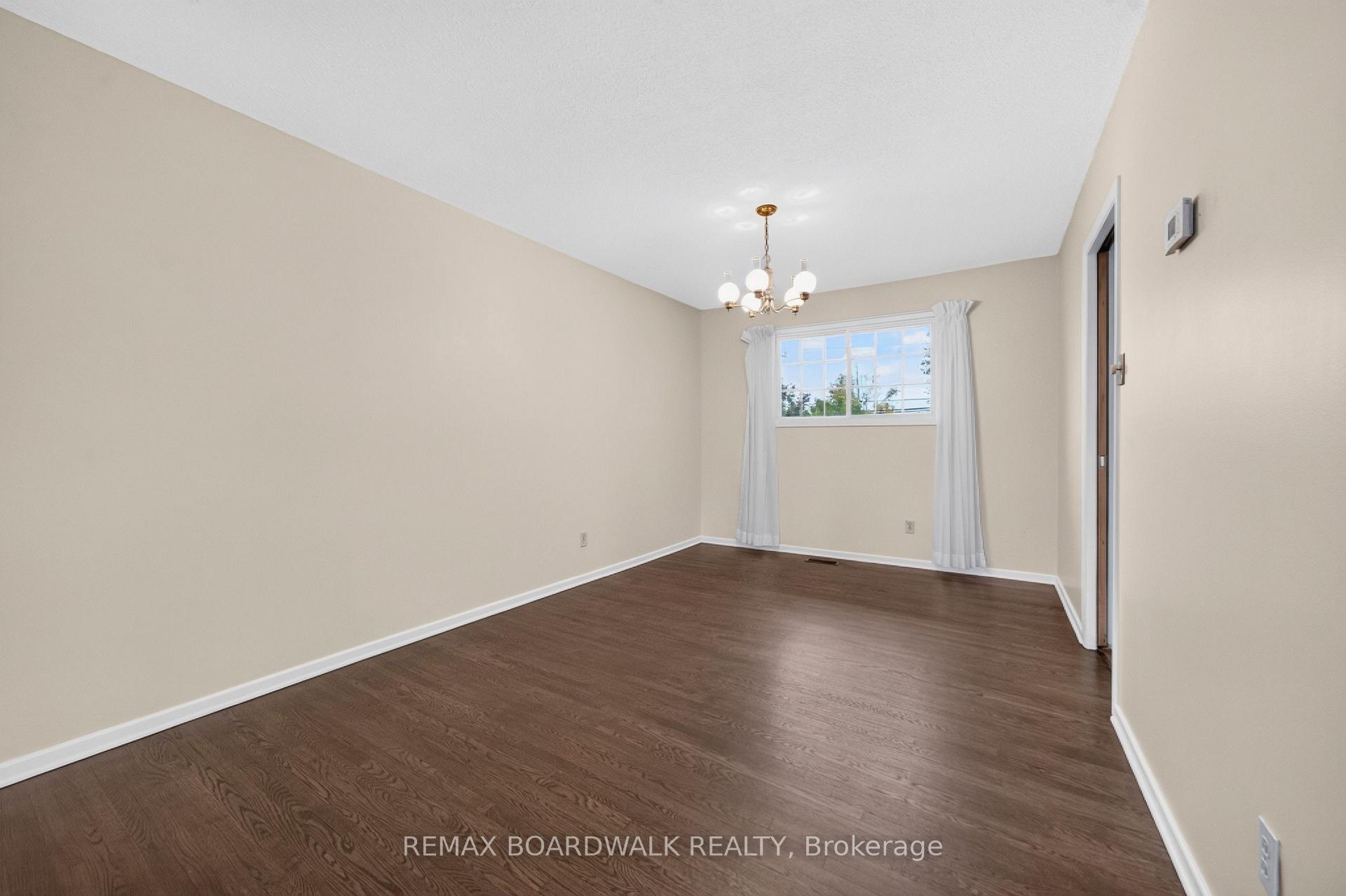 Photo 9 of 20 Tripp Crescent, Ottawa, Barrhaven - Pheasant Run — HOMEH
