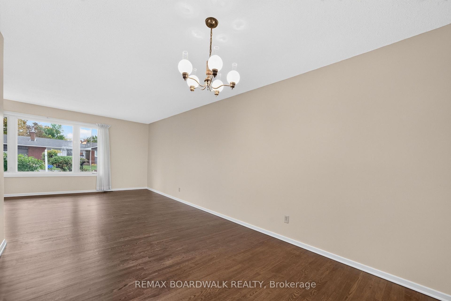 Photo 10 of 20 Tripp Crescent, Ottawa, Barrhaven - Pheasant Run — HOMEH