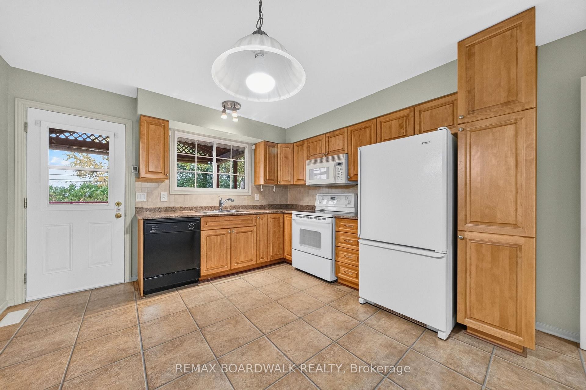 Photo 13 of 20 Tripp Crescent, Ottawa, Barrhaven - Pheasant Run — HOMEH