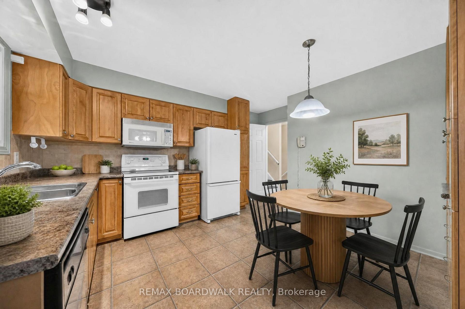 Photo 14 of 20 Tripp Crescent, Ottawa, Barrhaven - Pheasant Run — HOMEH