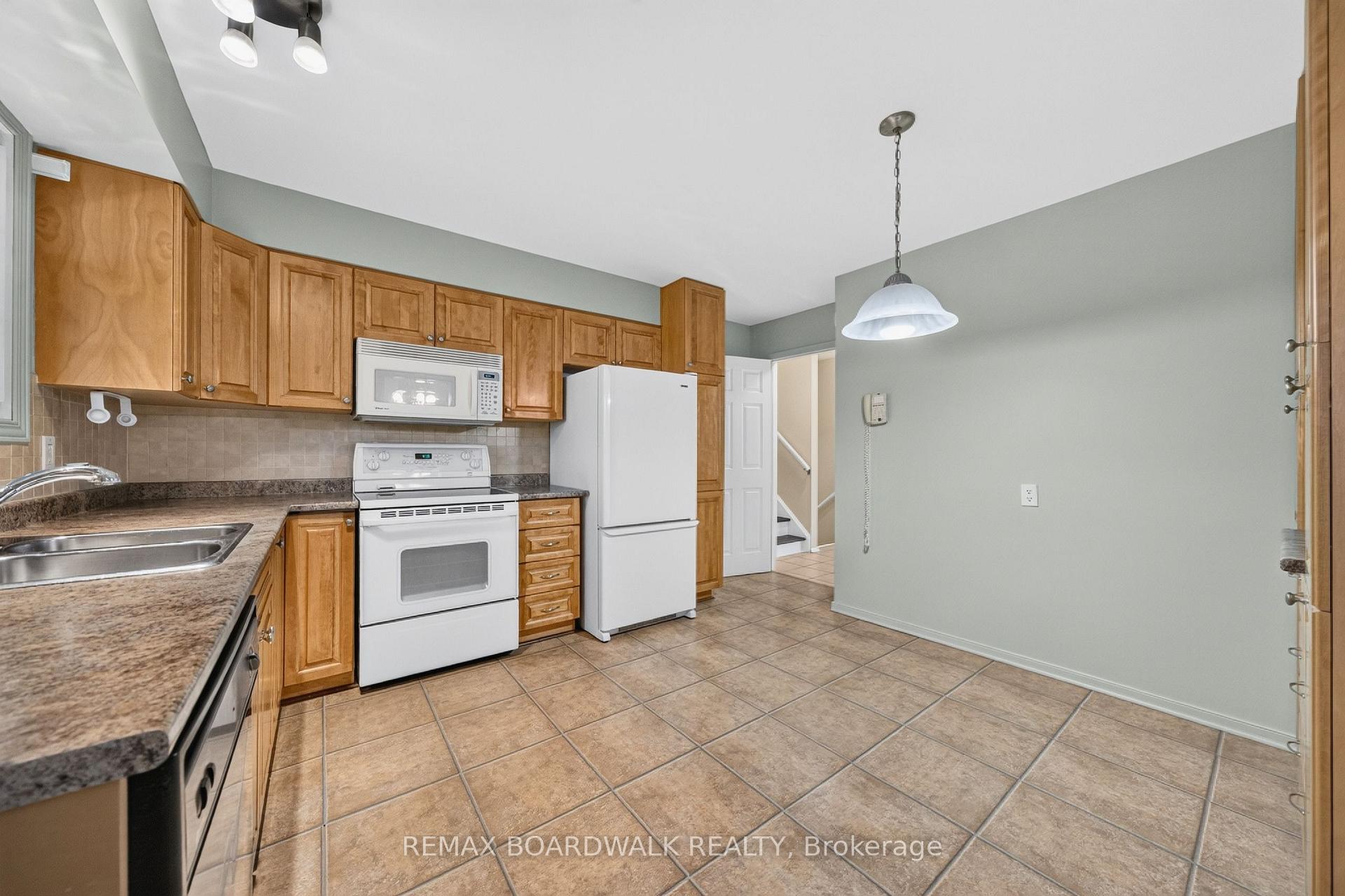Photo 15 of 20 Tripp Crescent, Ottawa, Barrhaven - Pheasant Run — HOMEH