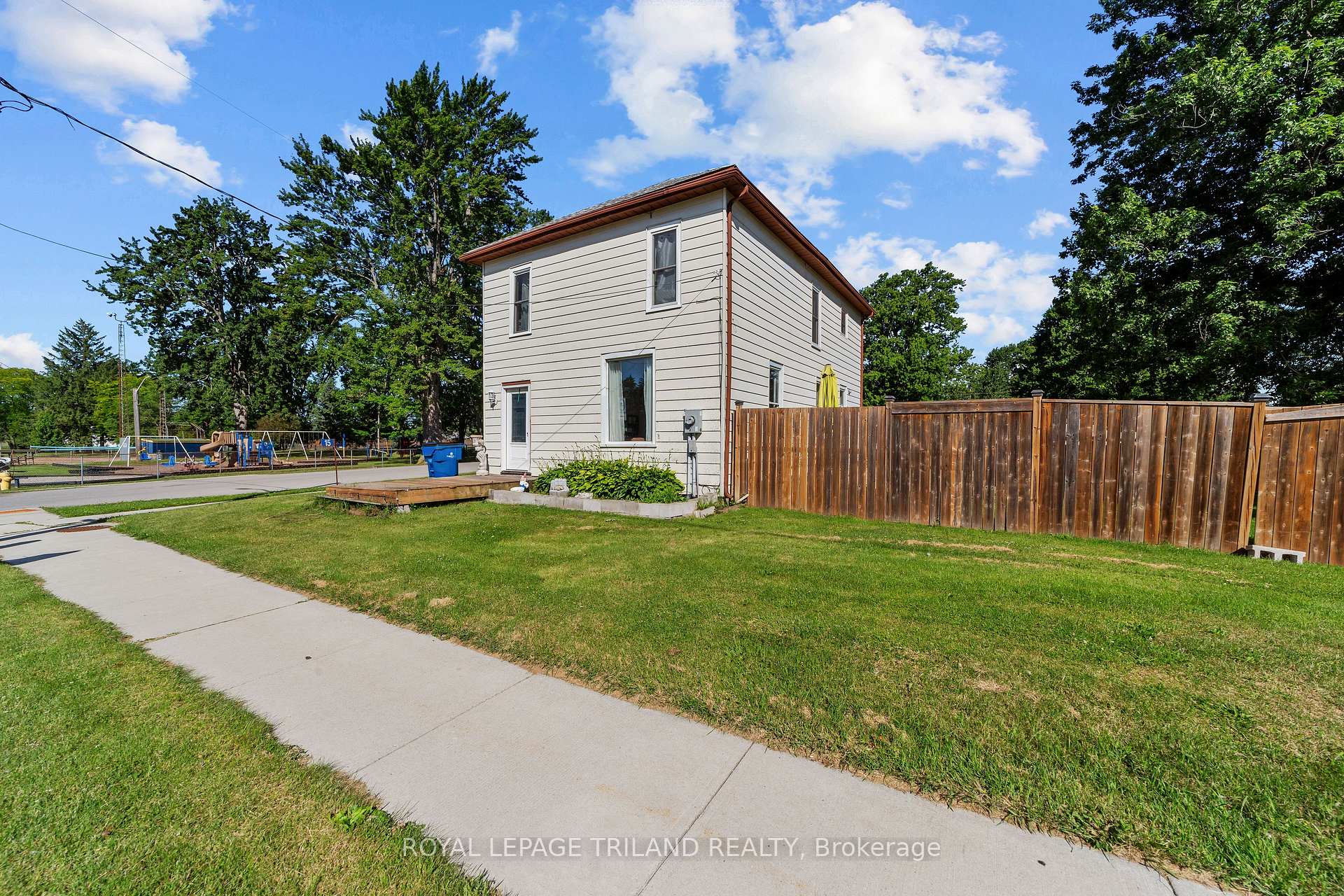 Photo 8 of 15 Dundas Street, Newbury — HOMEH