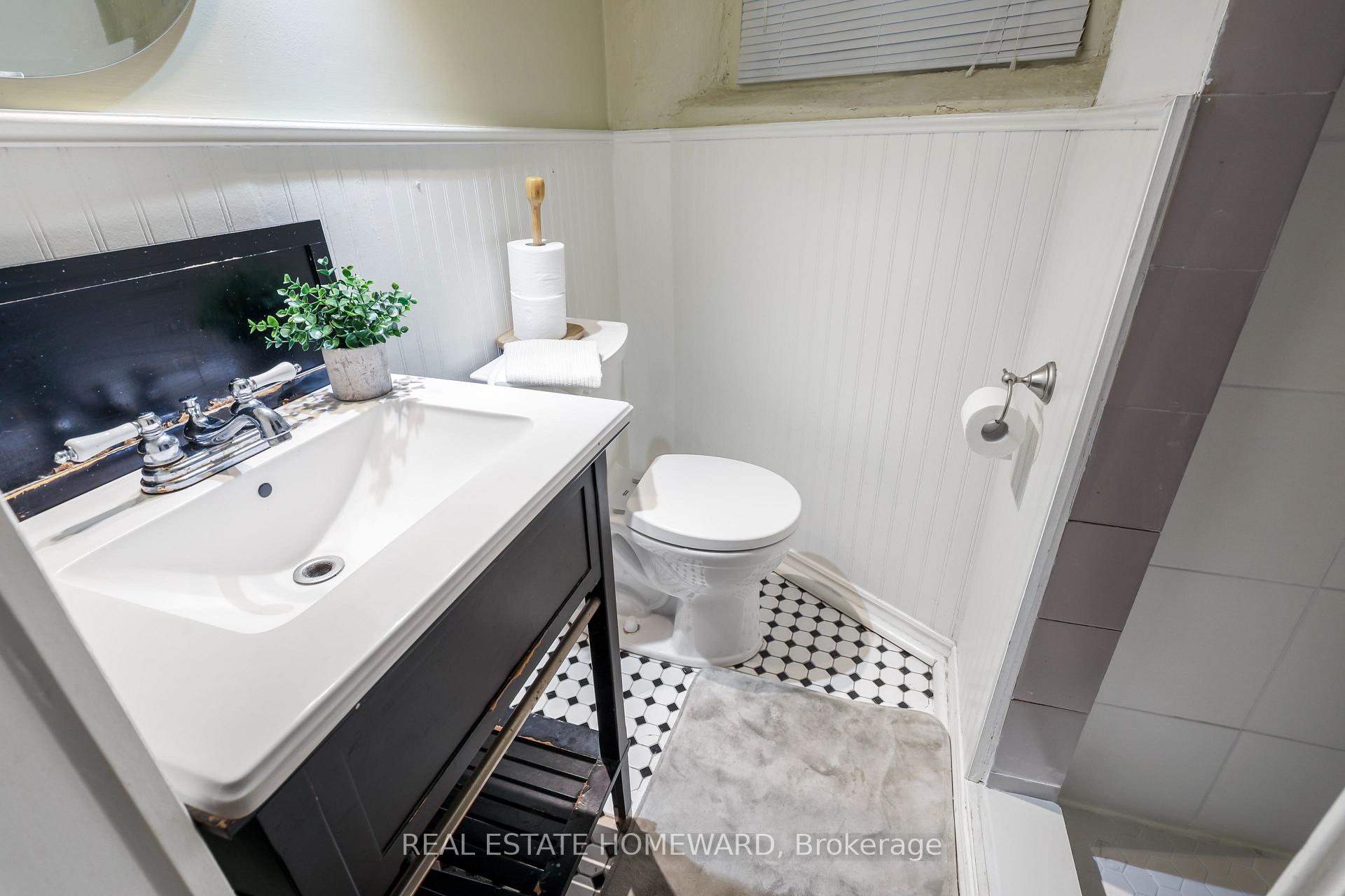 Photo 34 of 207 Waverley Road, Toronto, The Beaches — HOMEH