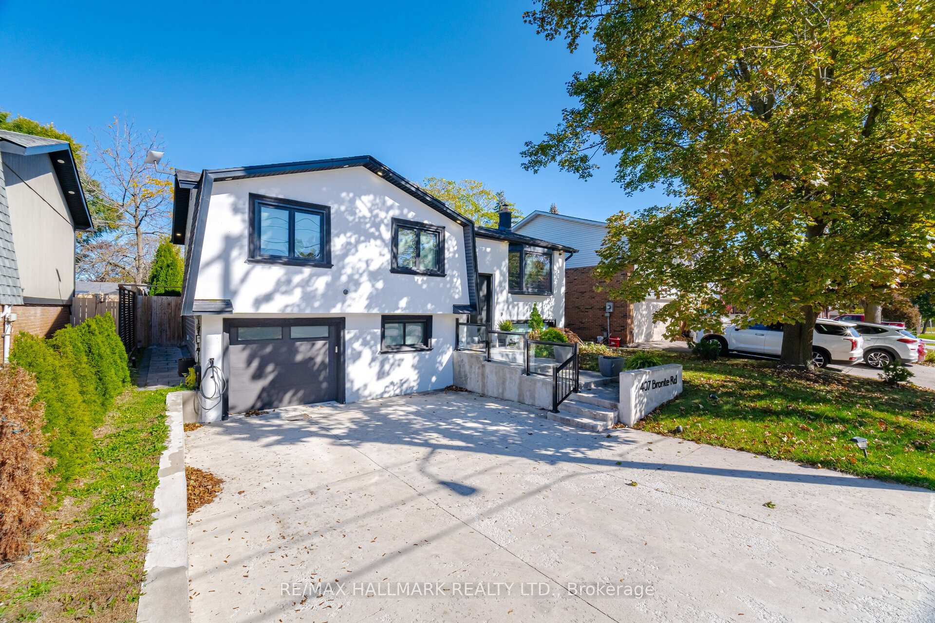 Photo 2 of 407 Bronte Road, Oakville, West — HOMEH