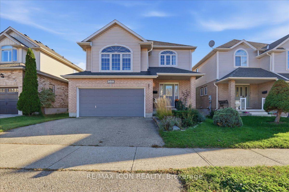 Photo 2 of 382 Mountain Laurel Crescent, Kitchener — HOMEH