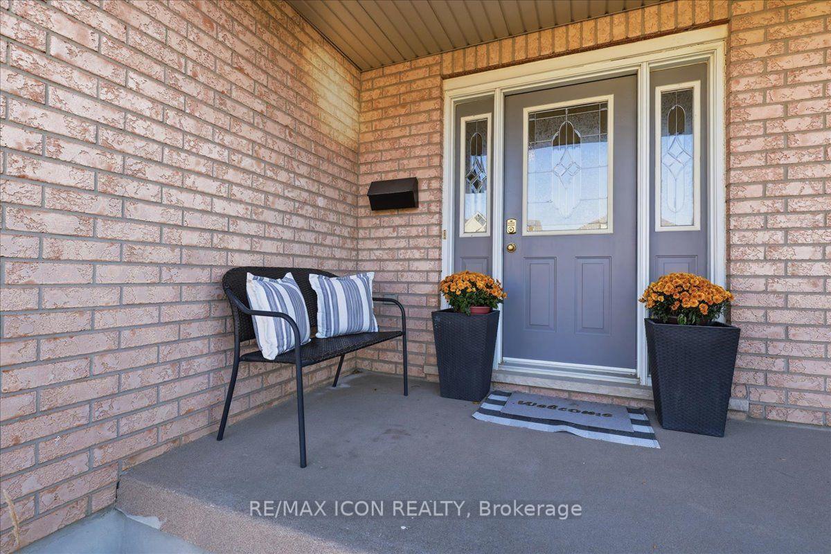 Photo 3 of 382 Mountain Laurel Crescent, Kitchener — HOMEH