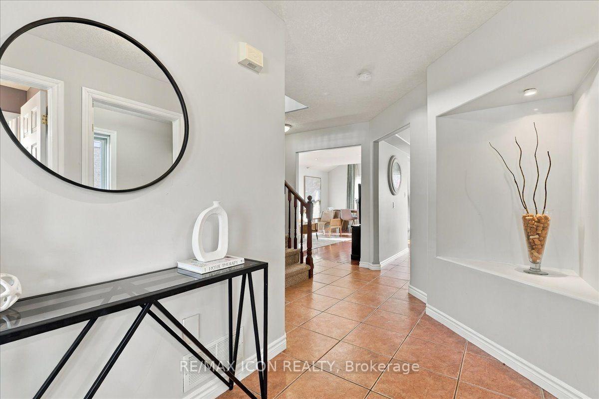 Photo 5 of 382 Mountain Laurel Crescent, Kitchener — HOMEH