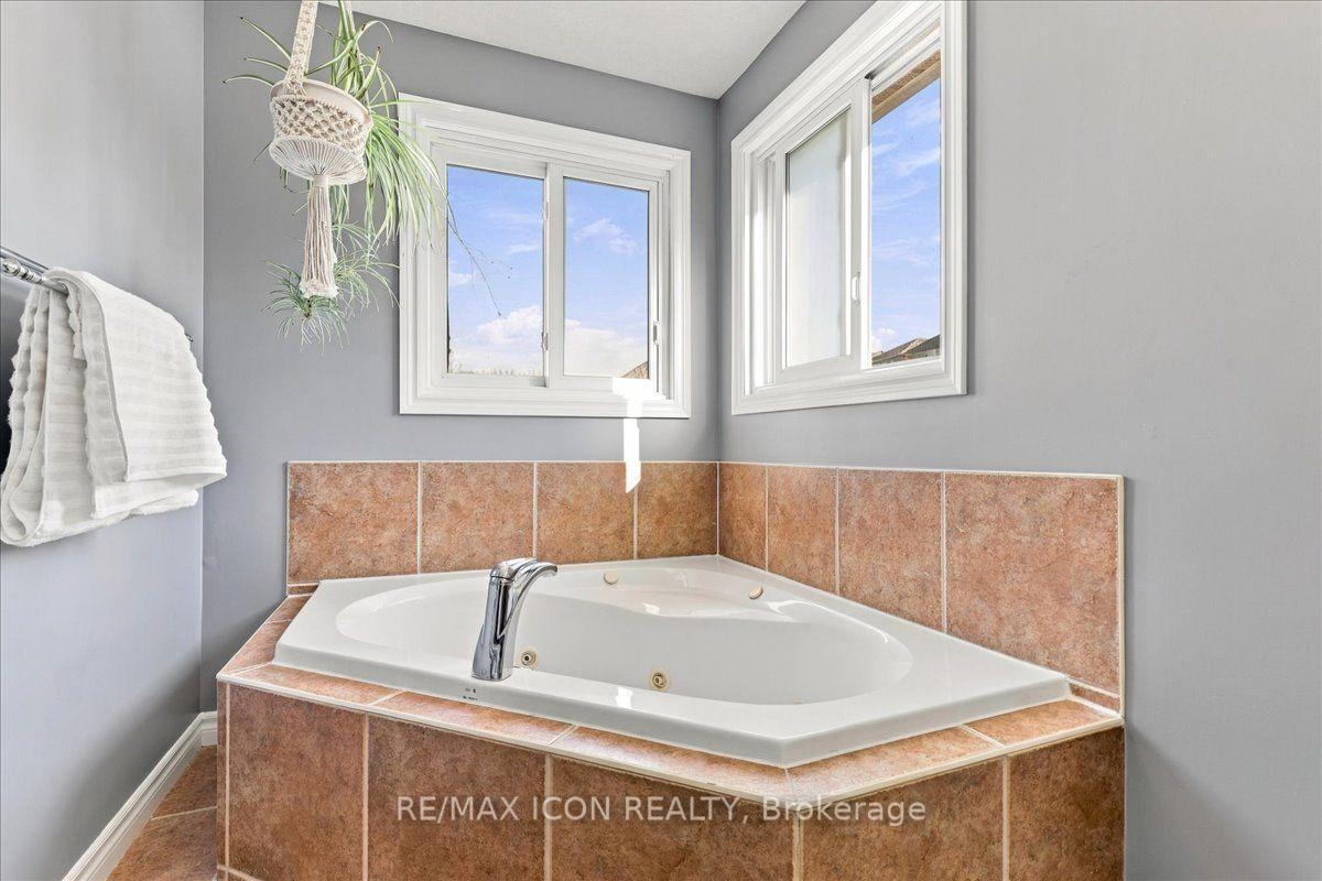 Photo 33 of 382 Mountain Laurel Crescent, Kitchener — HOMEH