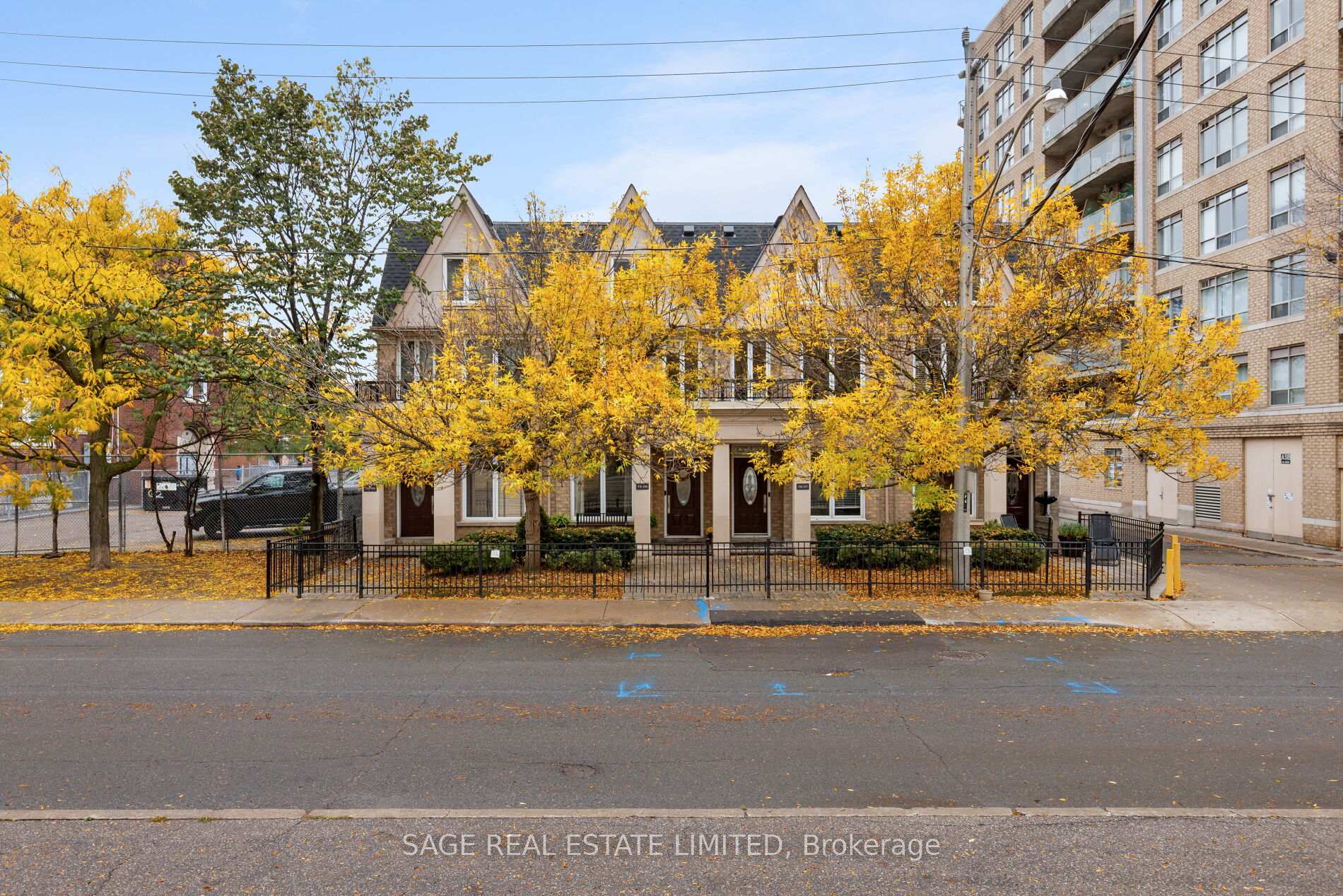 Photo 2 of Unit TH06, 140 Bathurst Street, Toronto, Niagara — HOMEH