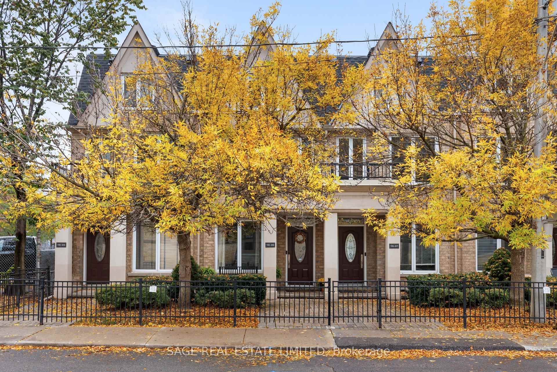 Photo 3 of Unit TH06, 140 Bathurst Street, Toronto, Niagara — HOMEH