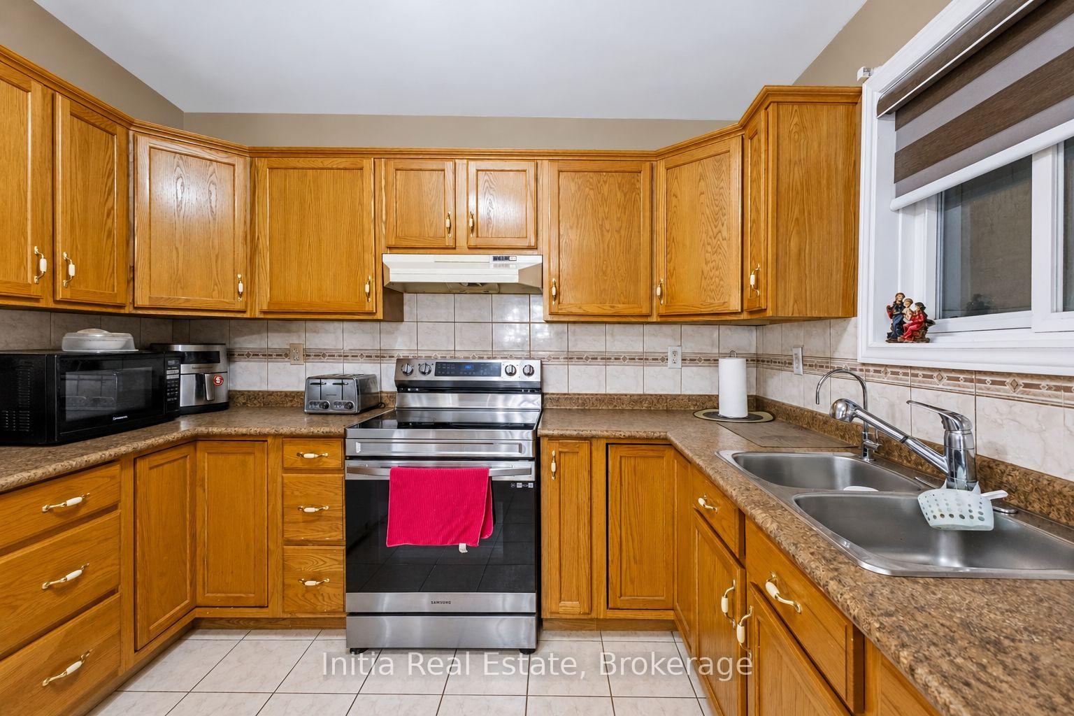 Photo 9 of 726 Sandison Street N, Windsor, Roseland East — HOMEH