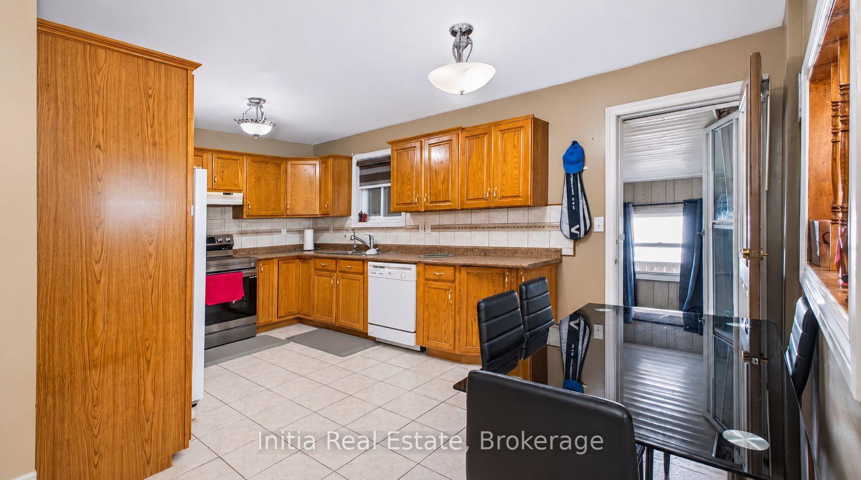Photo 11 of 726 Sandison Street N, Windsor, Roseland East — HOMEH