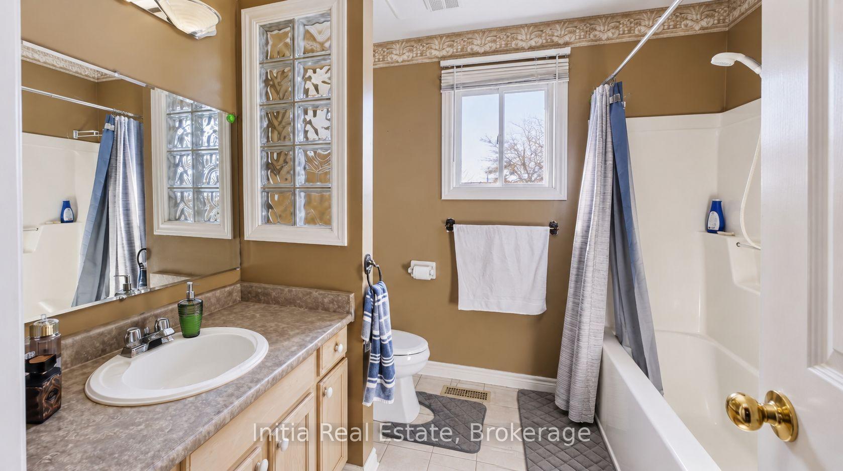Photo 14 of 726 Sandison Street N, Windsor, Roseland East — HOMEH