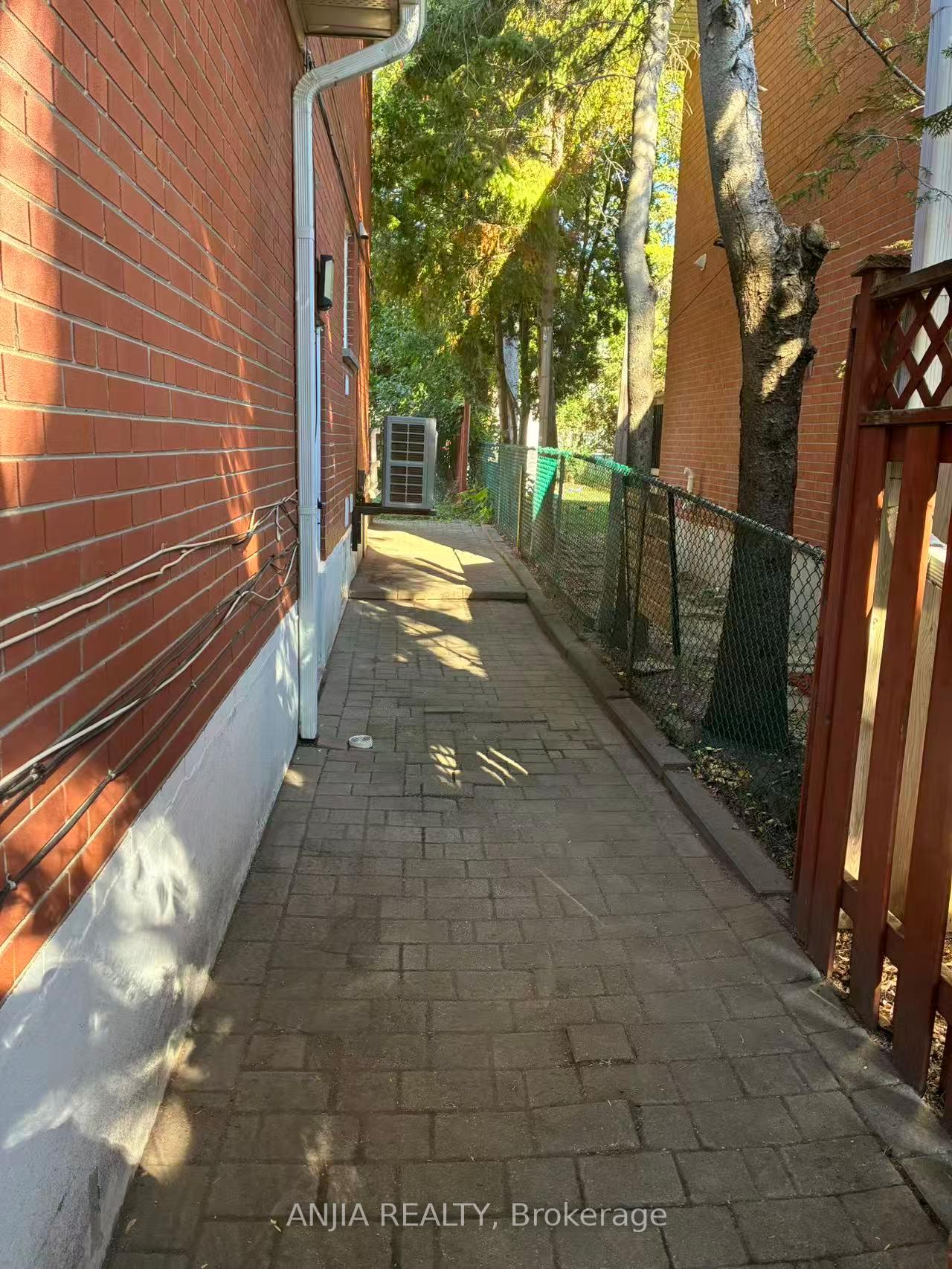 Photo 10 of 86 Santa Barbara Road, North York, Willowdale West — HOMEH