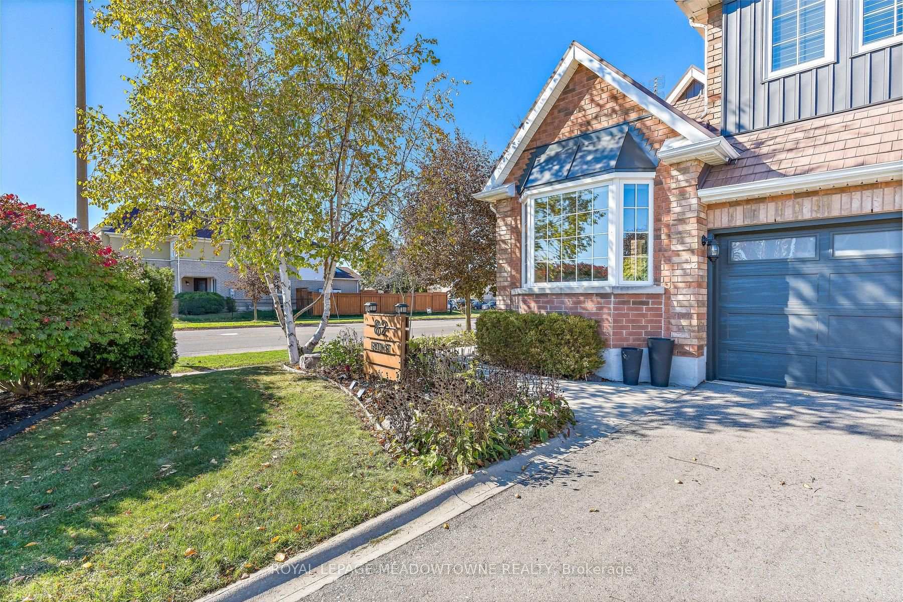 Photo 3 of 82 Eaton Street, Halton Hills, Georgetown — HOMEH