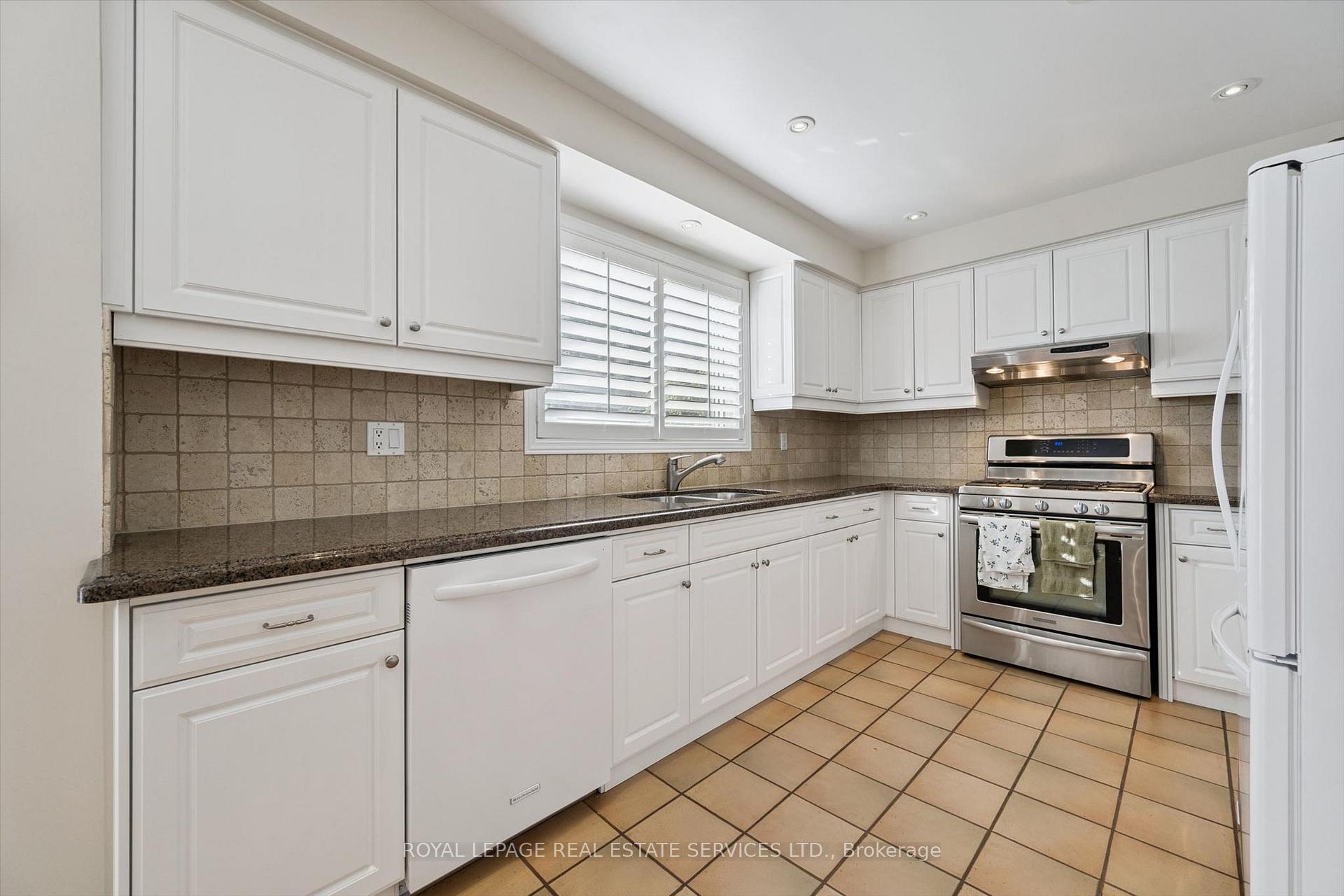 Photo 11 of 200 All Saints Crescent, Oakville, Ford — HOMEH