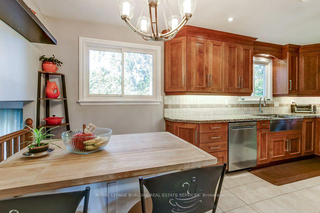 Photo 11 of 1485 Newlands Crescent, Burlington, Palmer — HOMEH
