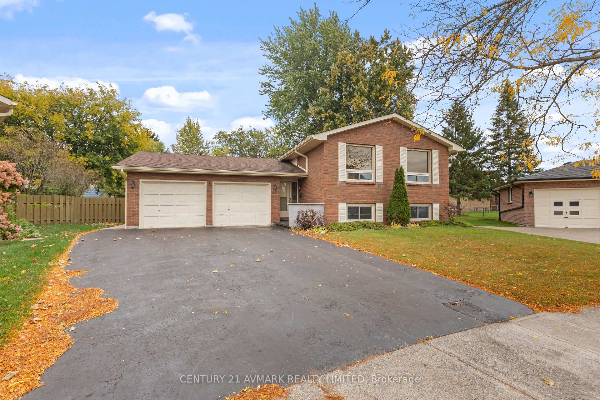 Photo 1 of 24 Huntington Circle, Welland, N. Welland — HOMEH