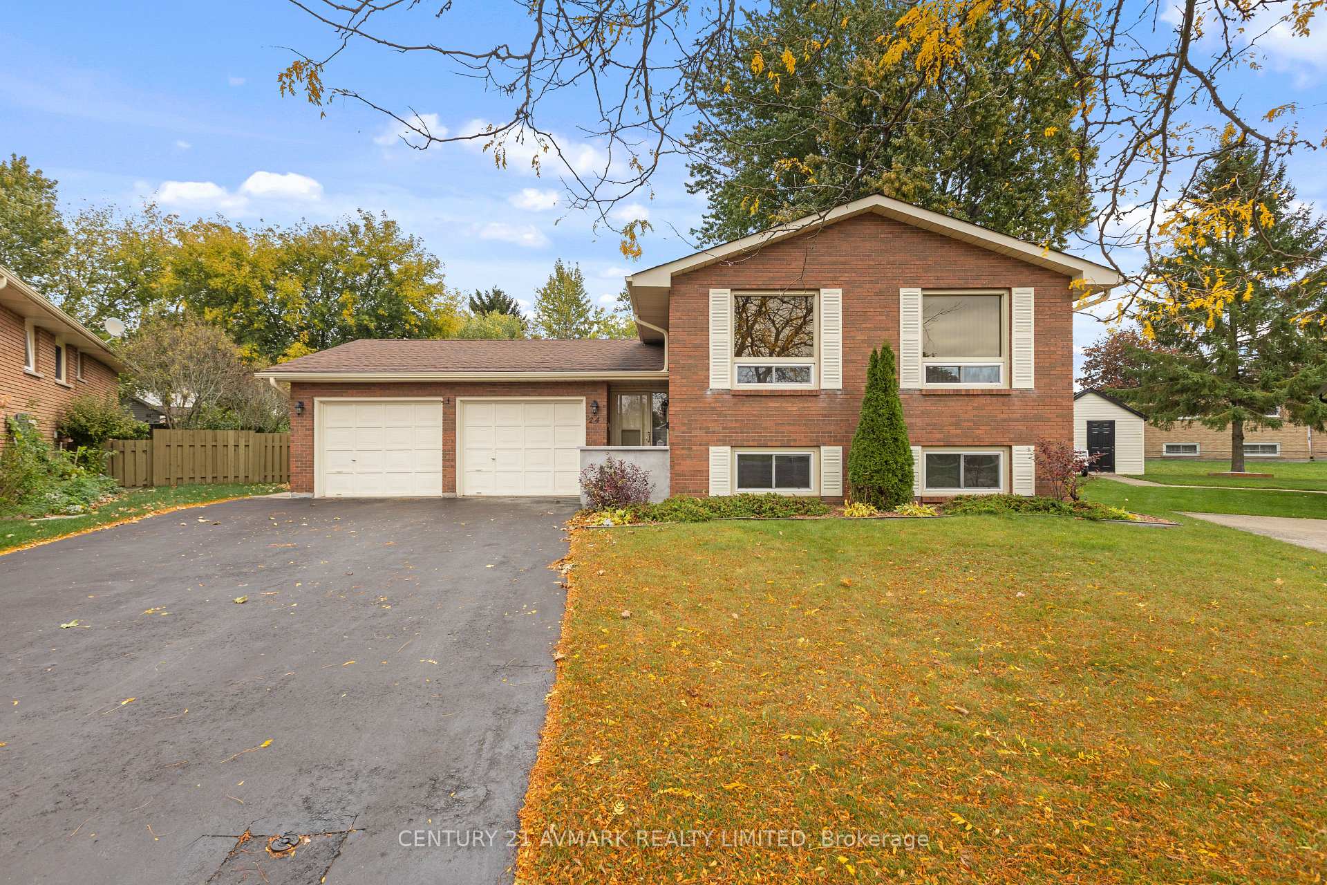 Photo 2 of 24 Huntington Circle, Welland, N. Welland — HOMEH