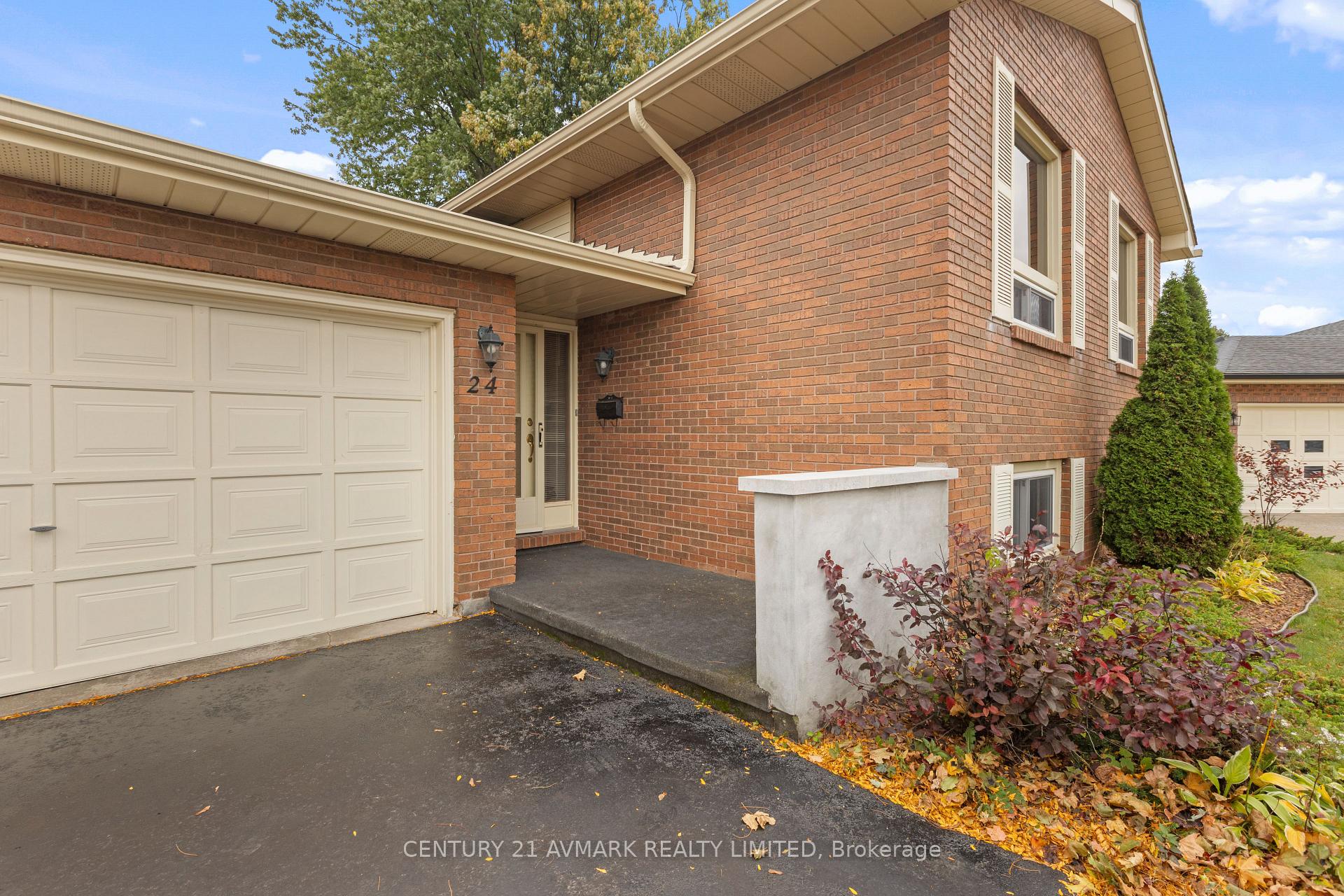Photo 3 of 24 Huntington Circle, Welland, N. Welland — HOMEH