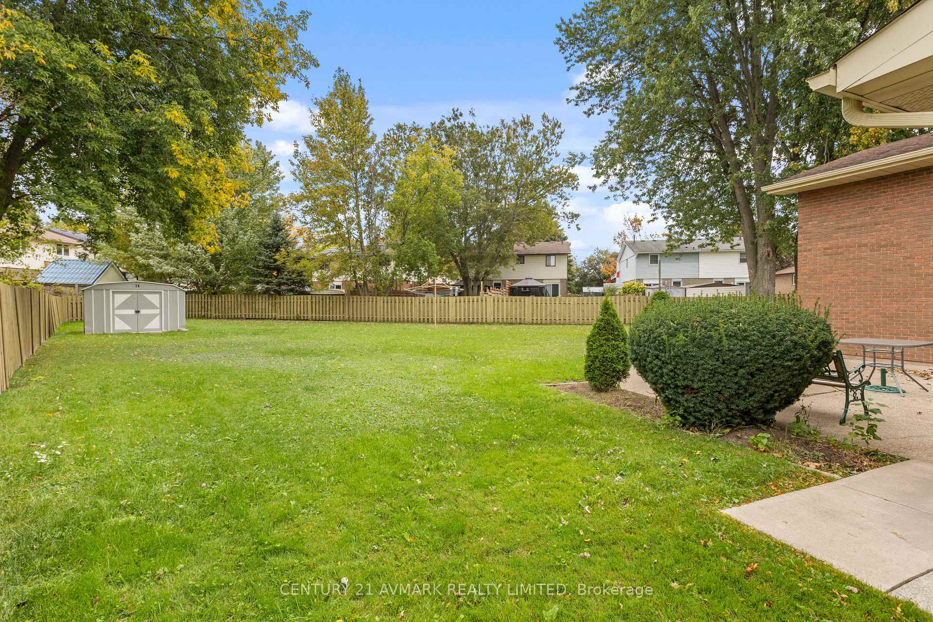Photo 4 of 24 Huntington Circle, Welland, N. Welland — HOMEH