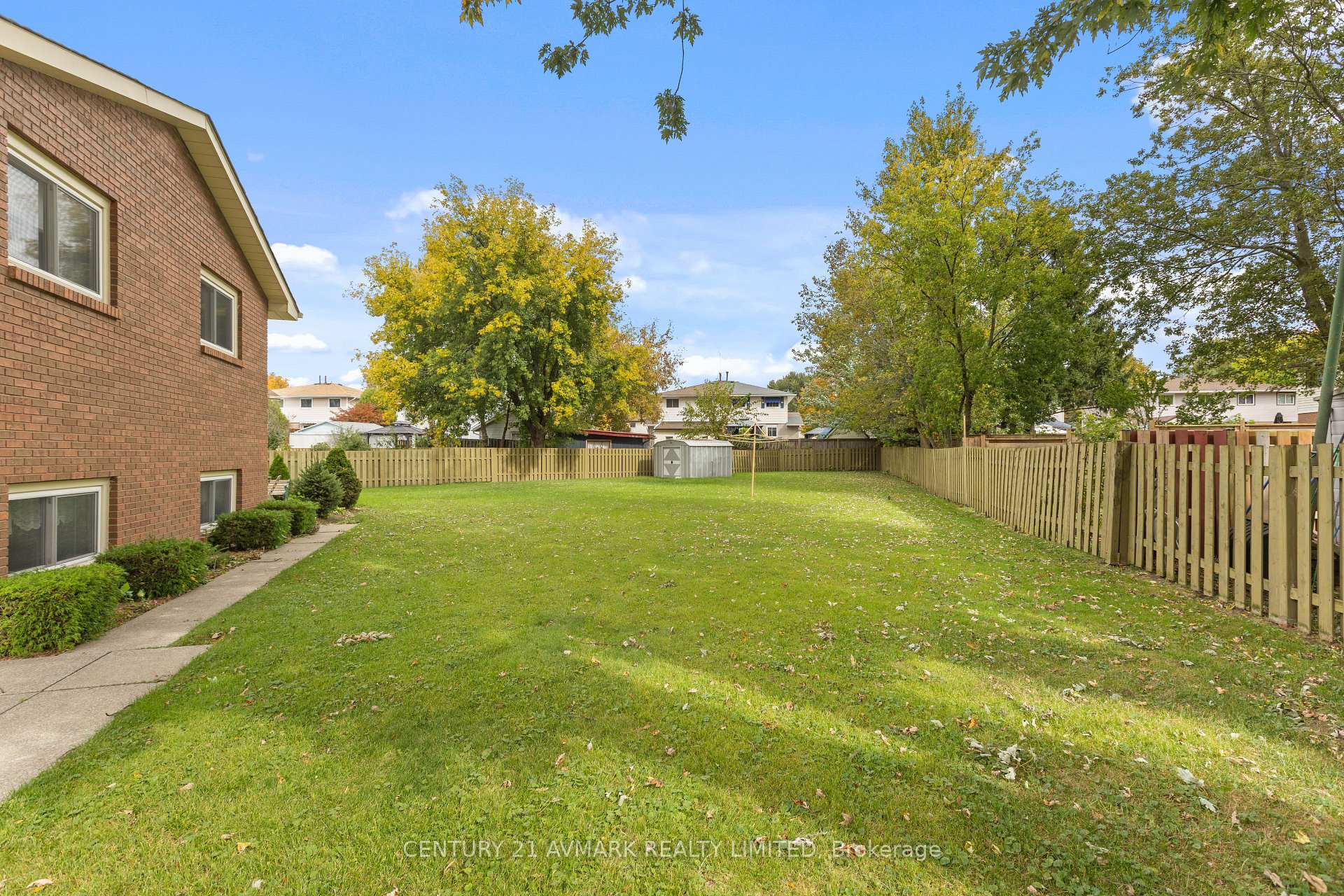 Photo 6 of 24 Huntington Circle, Welland, N. Welland — HOMEH