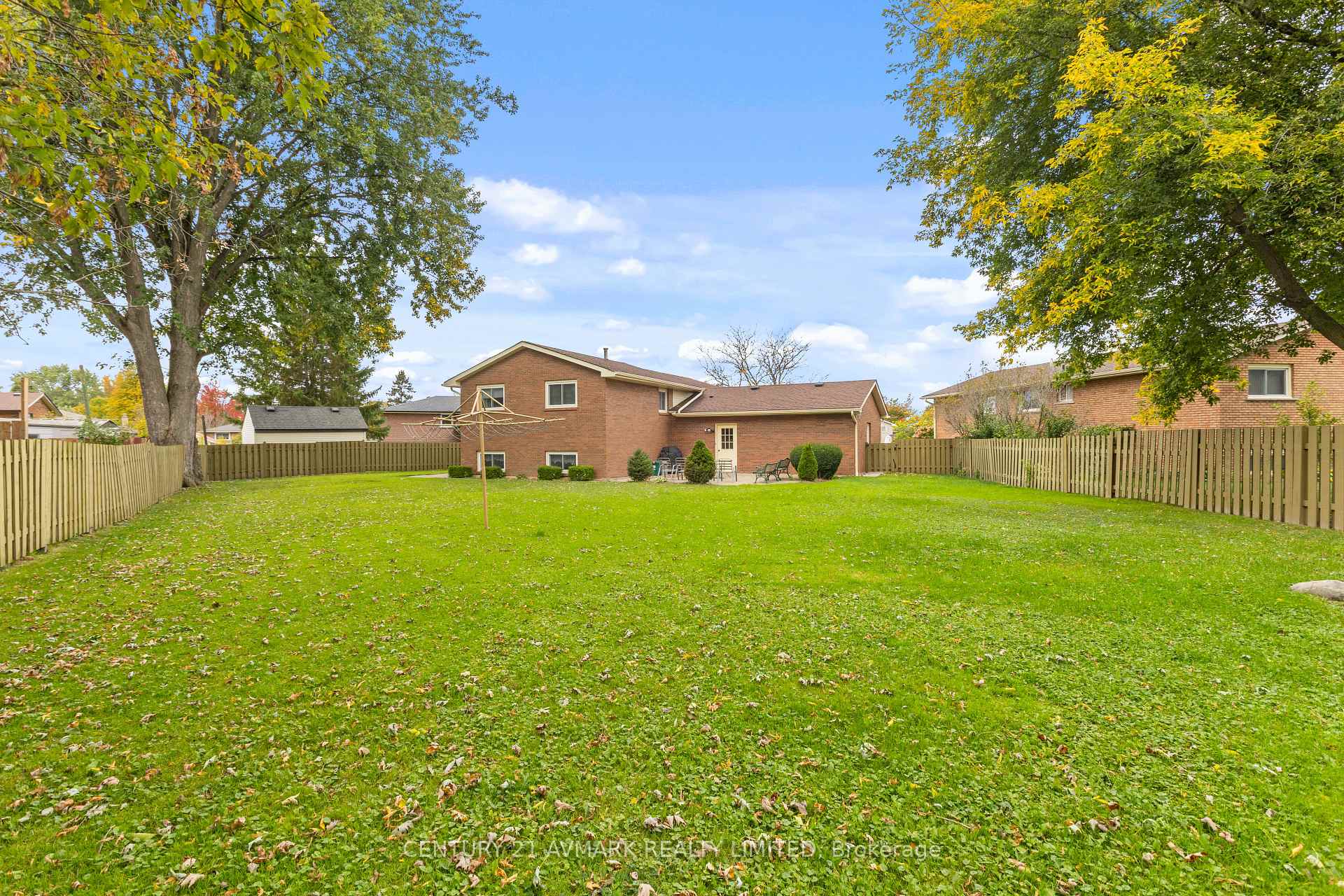 Photo 8 of 24 Huntington Circle, Welland, N. Welland — HOMEH