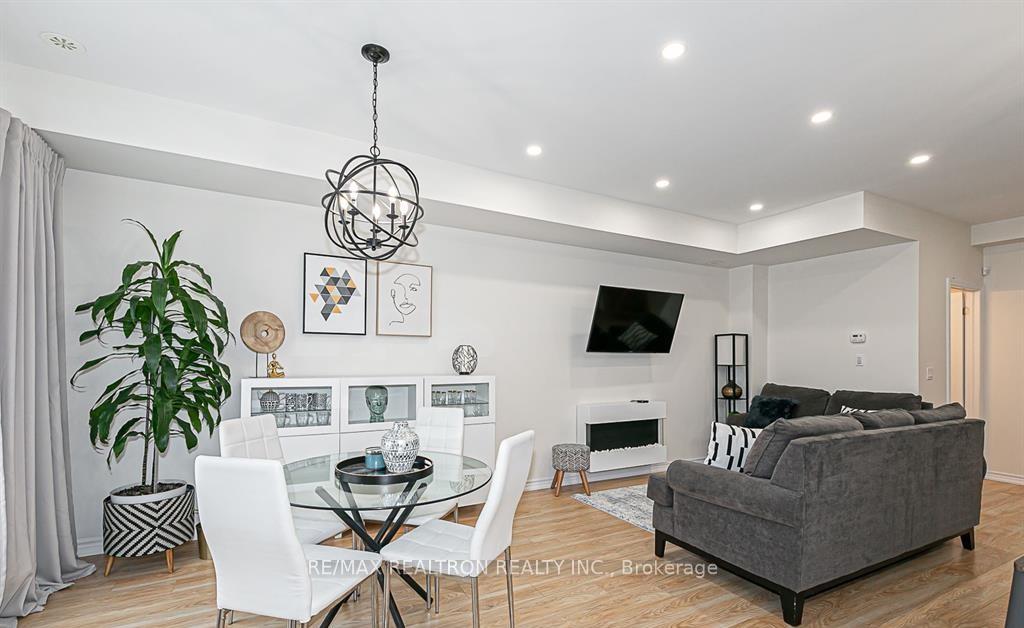 Photo 3 of Unit 11, 181 Parktree Drive, Vaughan, Maple — HOMEH