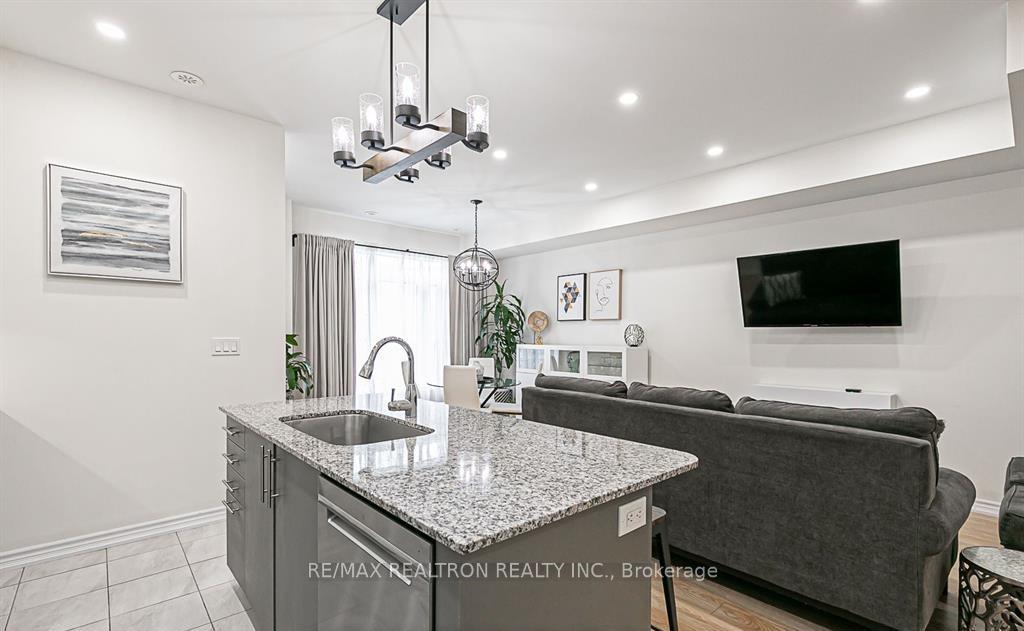 Photo 6 of Unit 11, 181 Parktree Drive, Vaughan, Maple — HOMEH