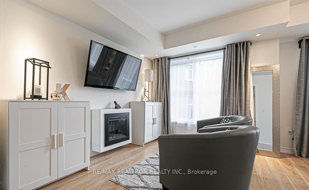 Photo 10 of Unit 11, 181 Parktree Drive, Vaughan, Maple — HOMEH