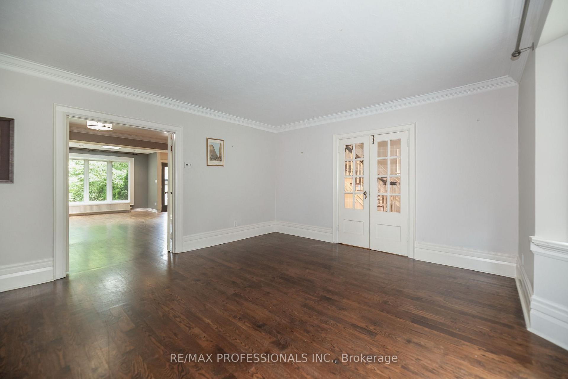 Photo 7 of 61 Grenview Boulevard N, Etobicoke, Kingsway South — HOMEH