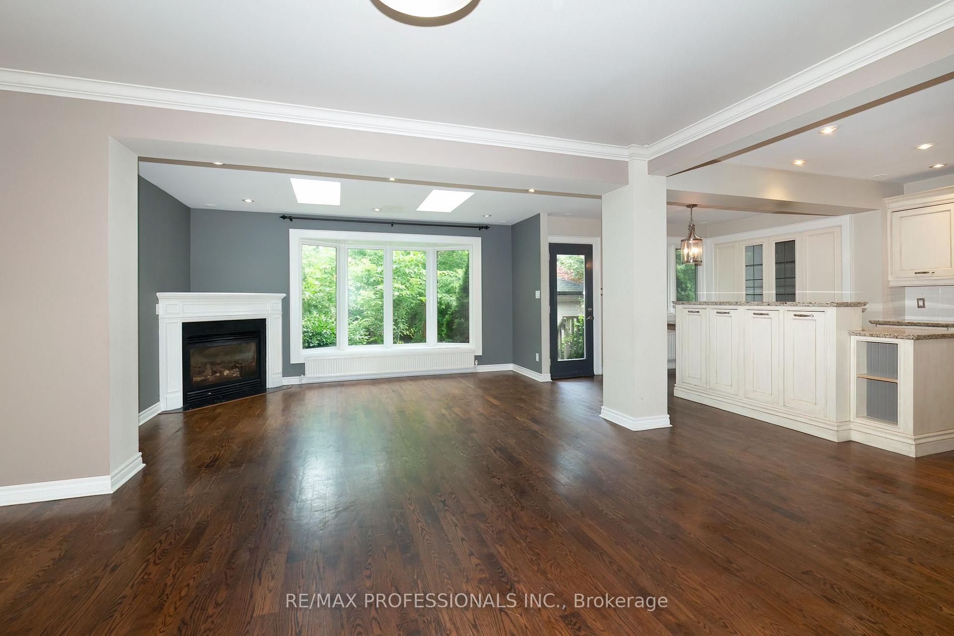 Photo 8 of 61 Grenview Boulevard N, Etobicoke, Kingsway South — HOMEH